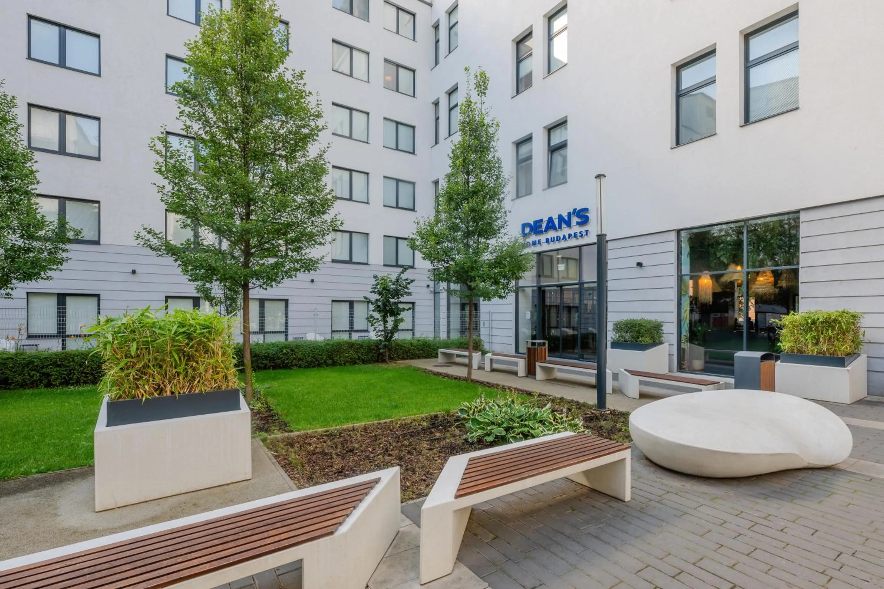 Facade/entrance in Dean's Home Budapest