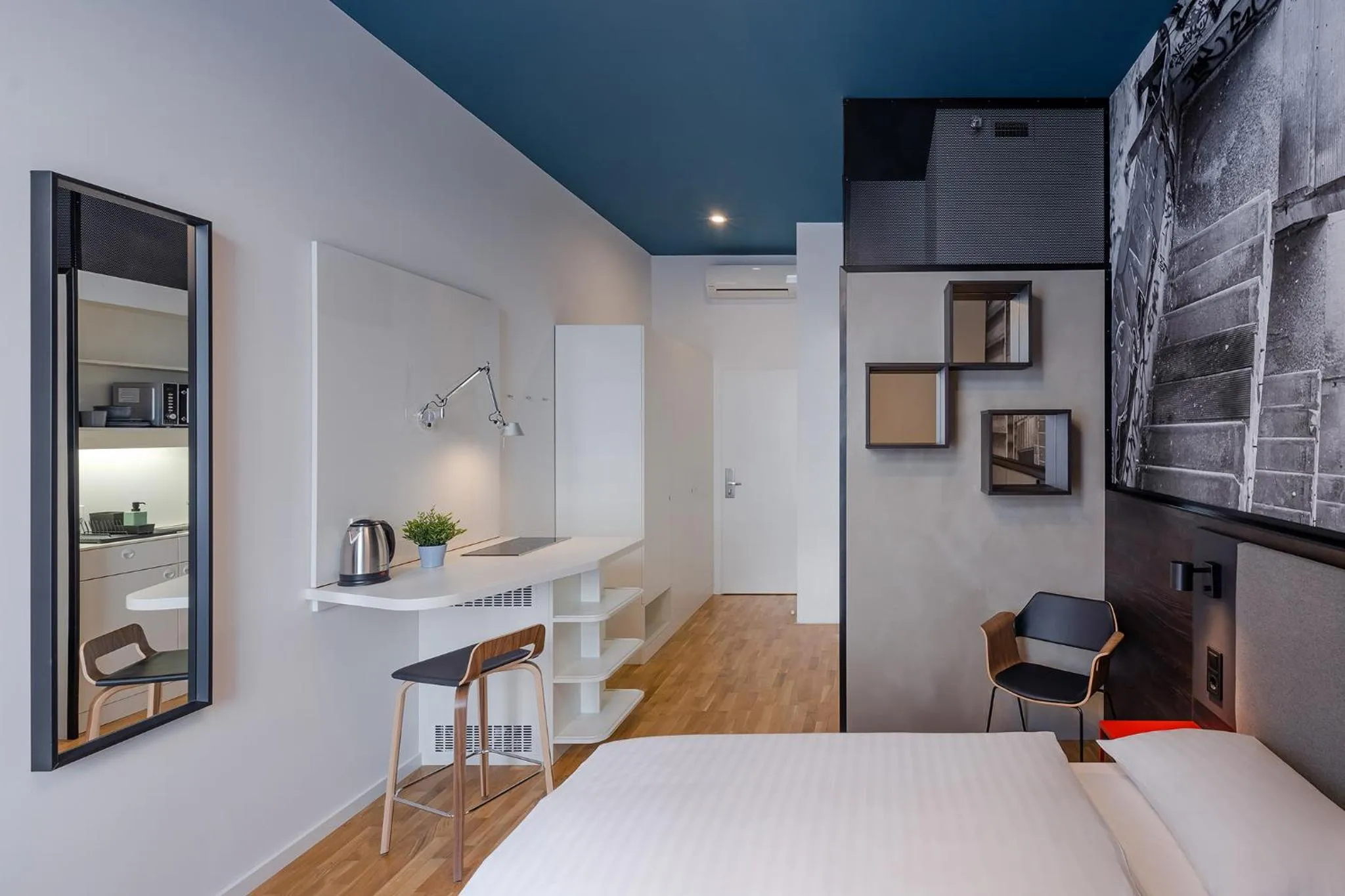 Photo of the whole room, Bed in Dean's Home Budapest