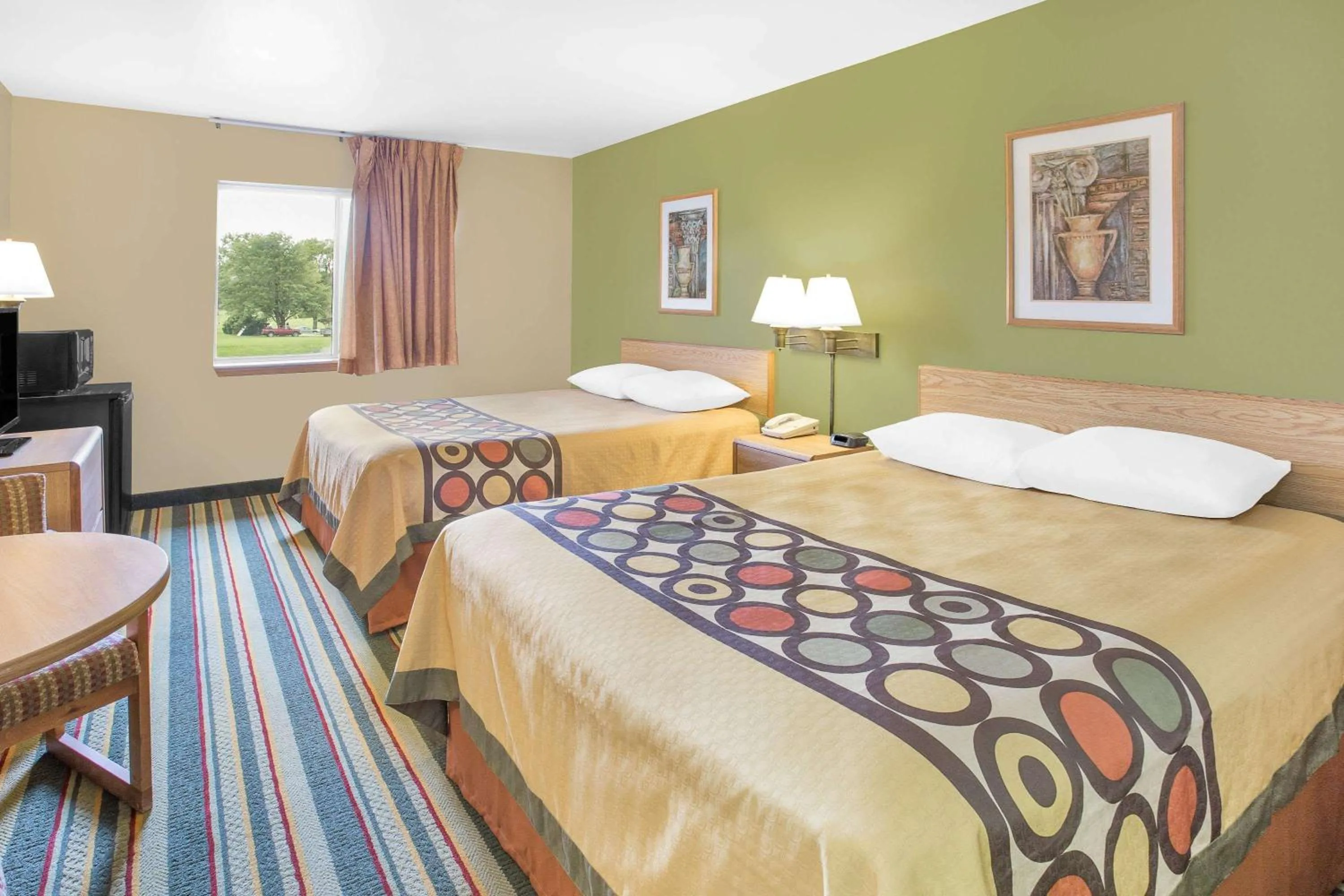 Photo of the whole room, Bed in Super 8 by Wyndham East Moline