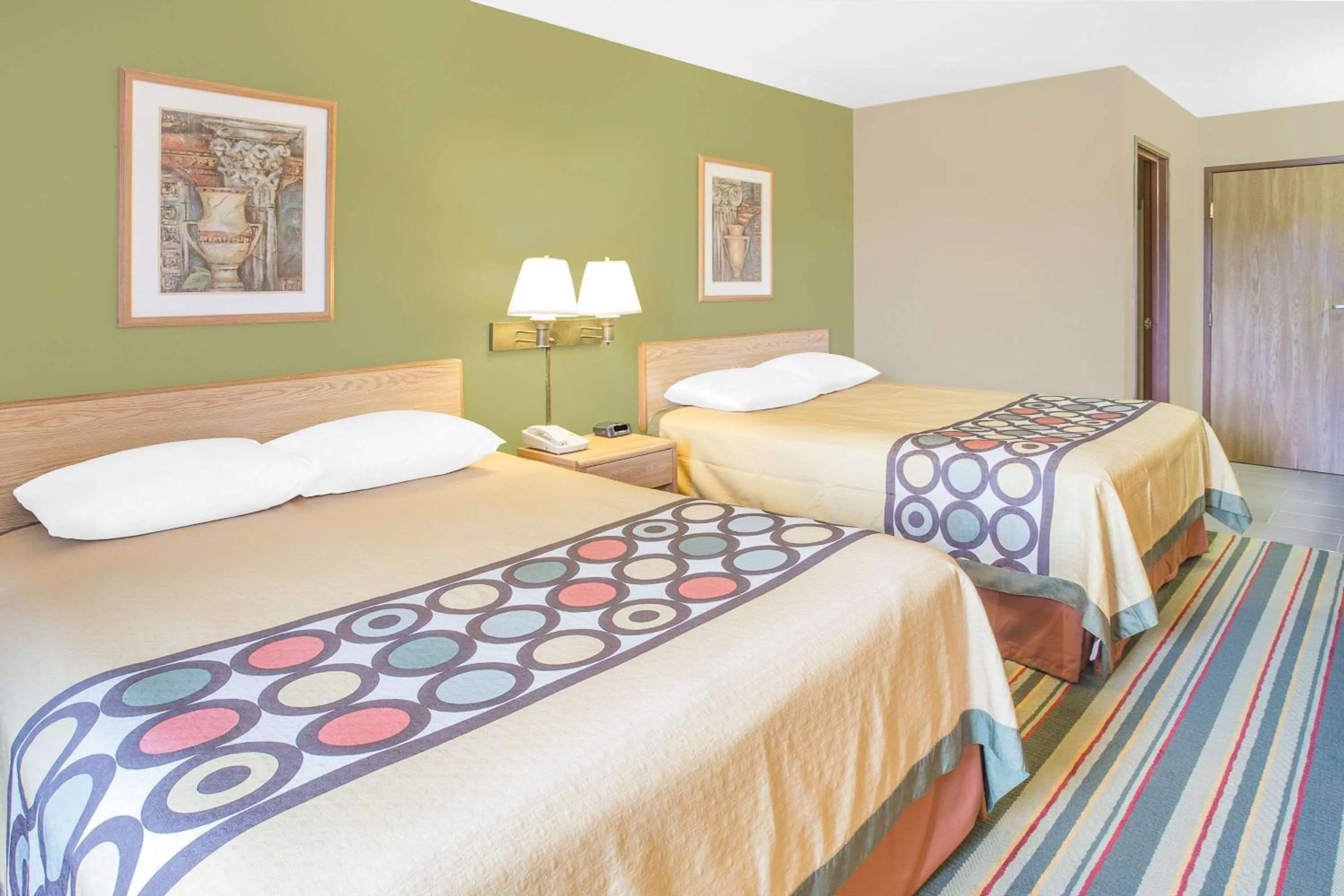 Photo of the whole room, Bed in Super 8 by Wyndham East Moline