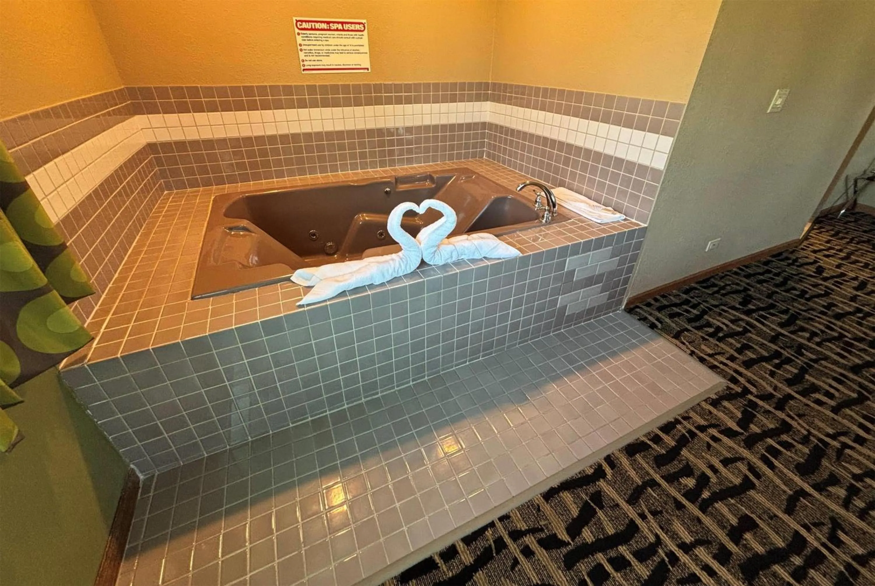 Photo of the whole room in Super 8 by Wyndham McLean/Bloomington SW