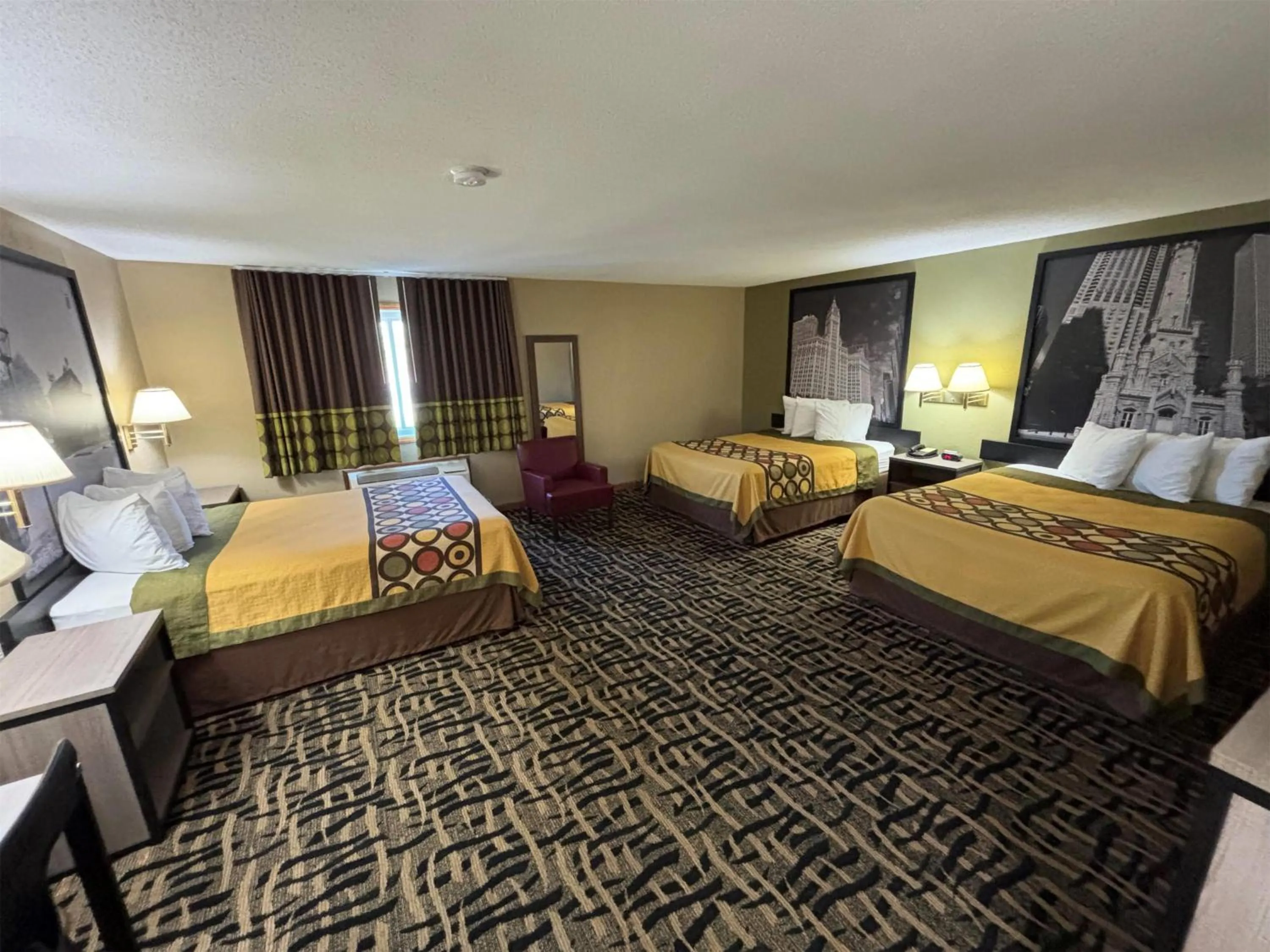 Photo of the whole room, Bed in Super 8 by Wyndham McLean/Bloomington SW