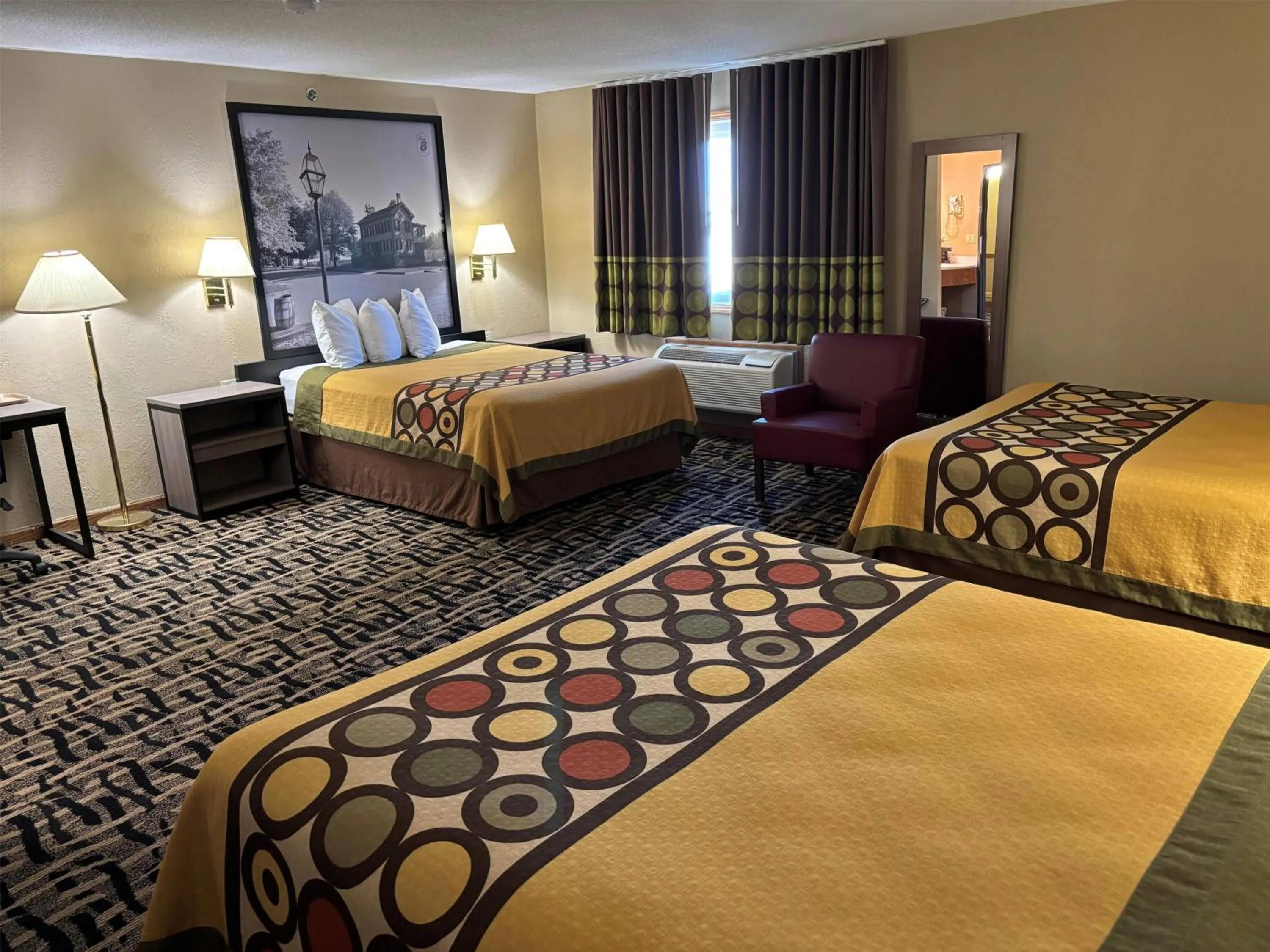 Photo of the whole room, Bed in Super 8 by Wyndham McLean/Bloomington SW