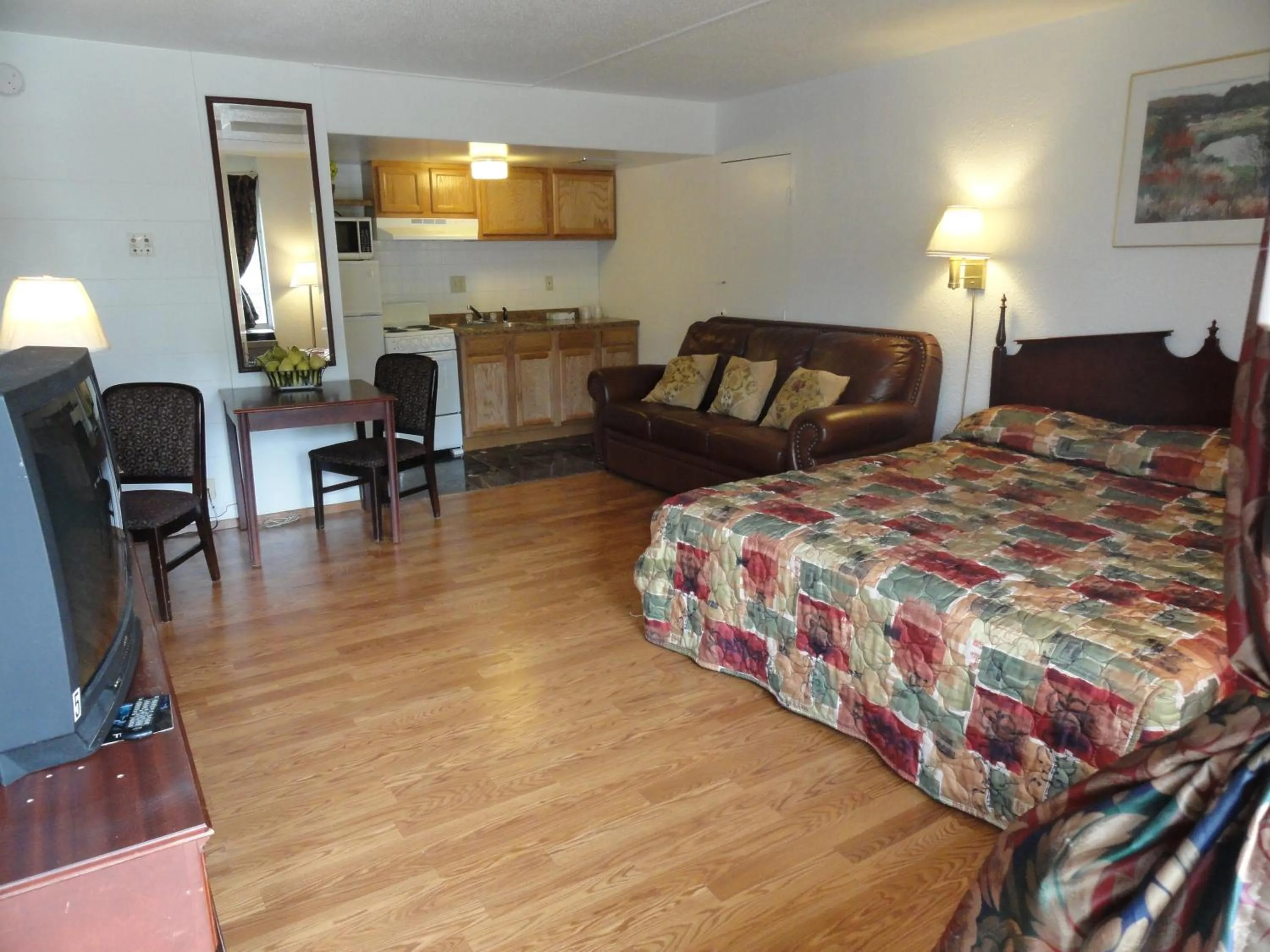 Photo of the whole room, Bed in Grand Rapids Inn