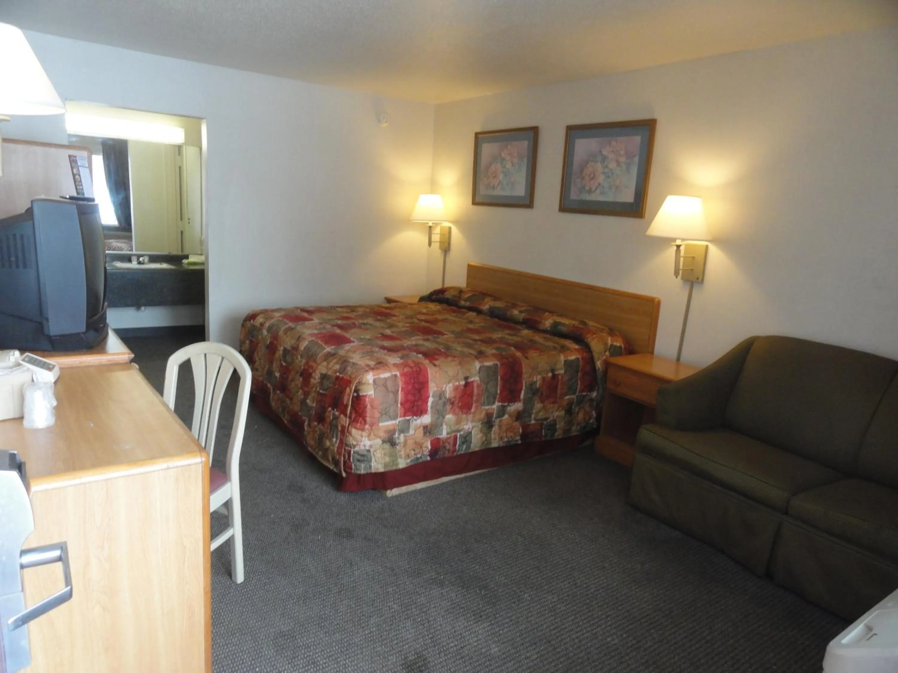 Photo of the whole room in Grand Rapids Inn