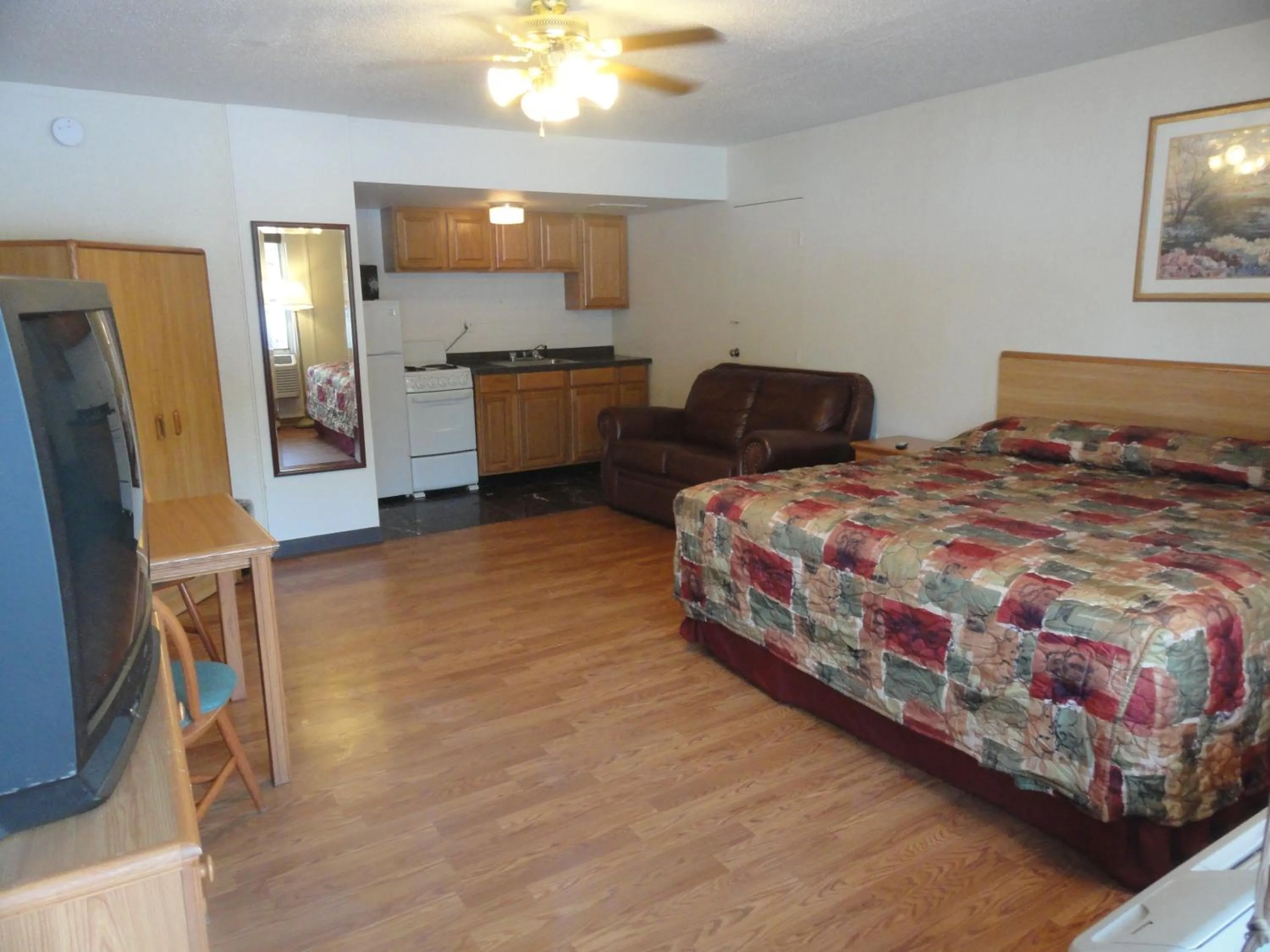 Photo of the whole room, Bed in Grand Rapids Inn