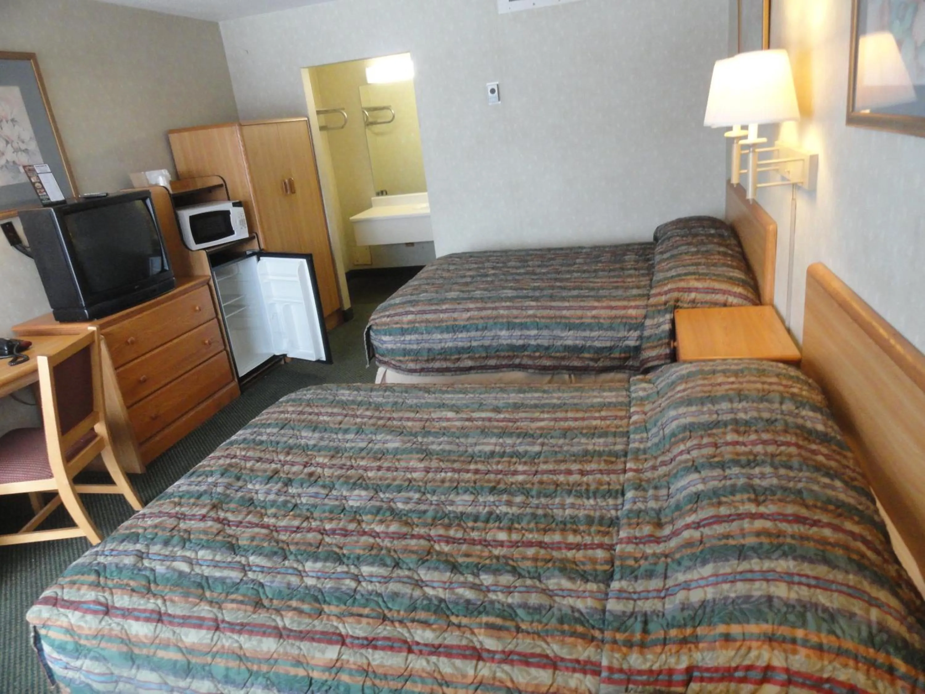 Photo of the whole room, Bed in Grand Rapids Inn
