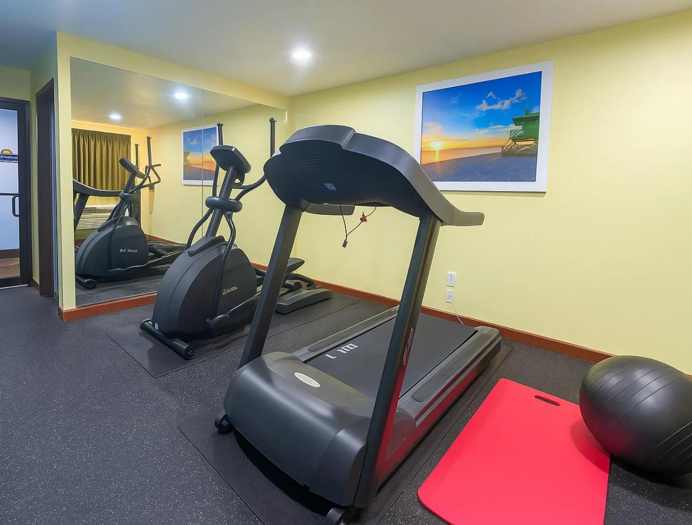Fitness centre/facilities in Days Inn by Wyndham Morton