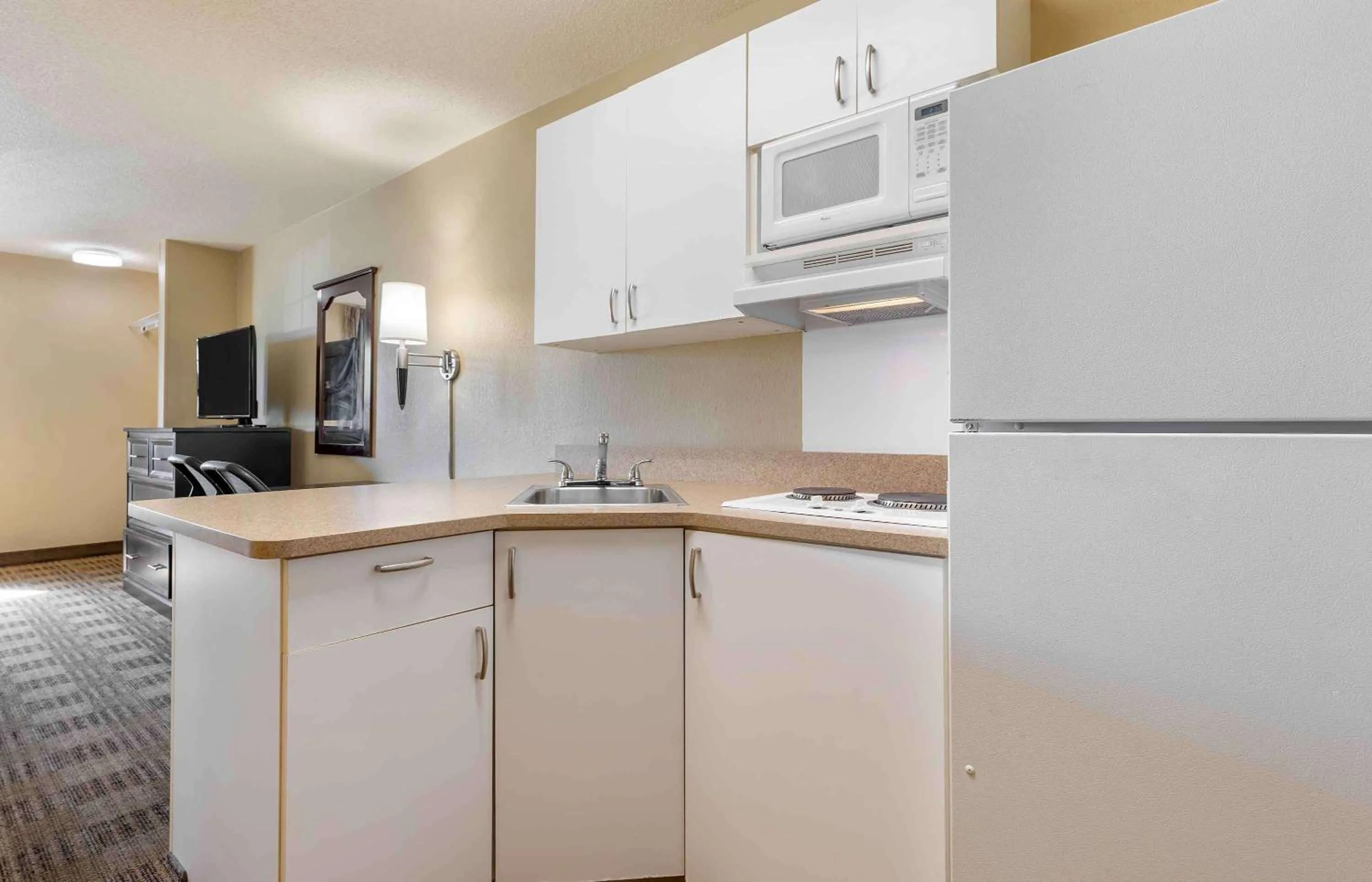 Kitchen or kitchenette in Extended Stay America Select Suites - St Louis - O' Fallon, IL