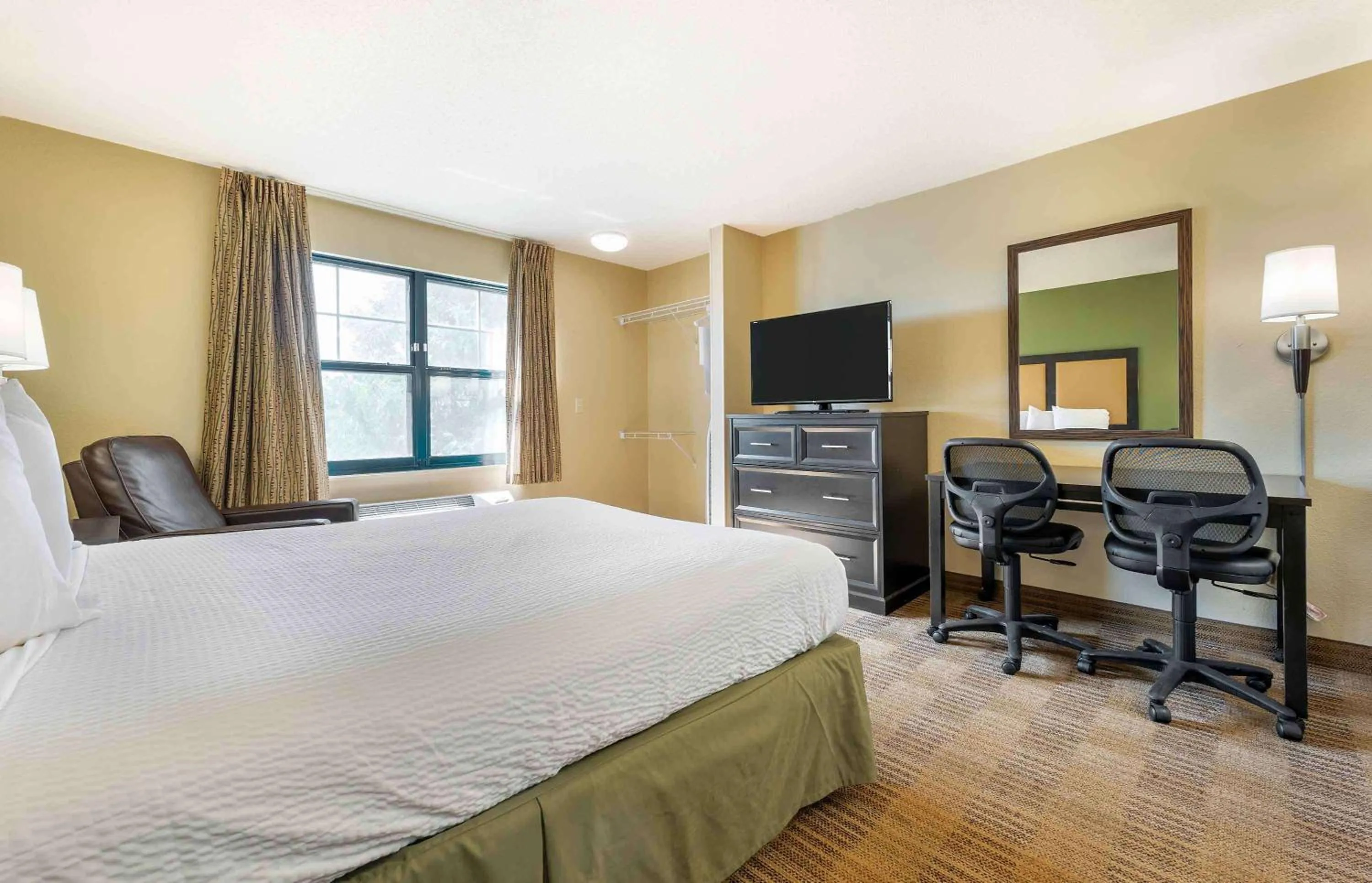 Bedroom, Bed in Extended Stay America Select Suites - St Louis - O' Fallon, IL