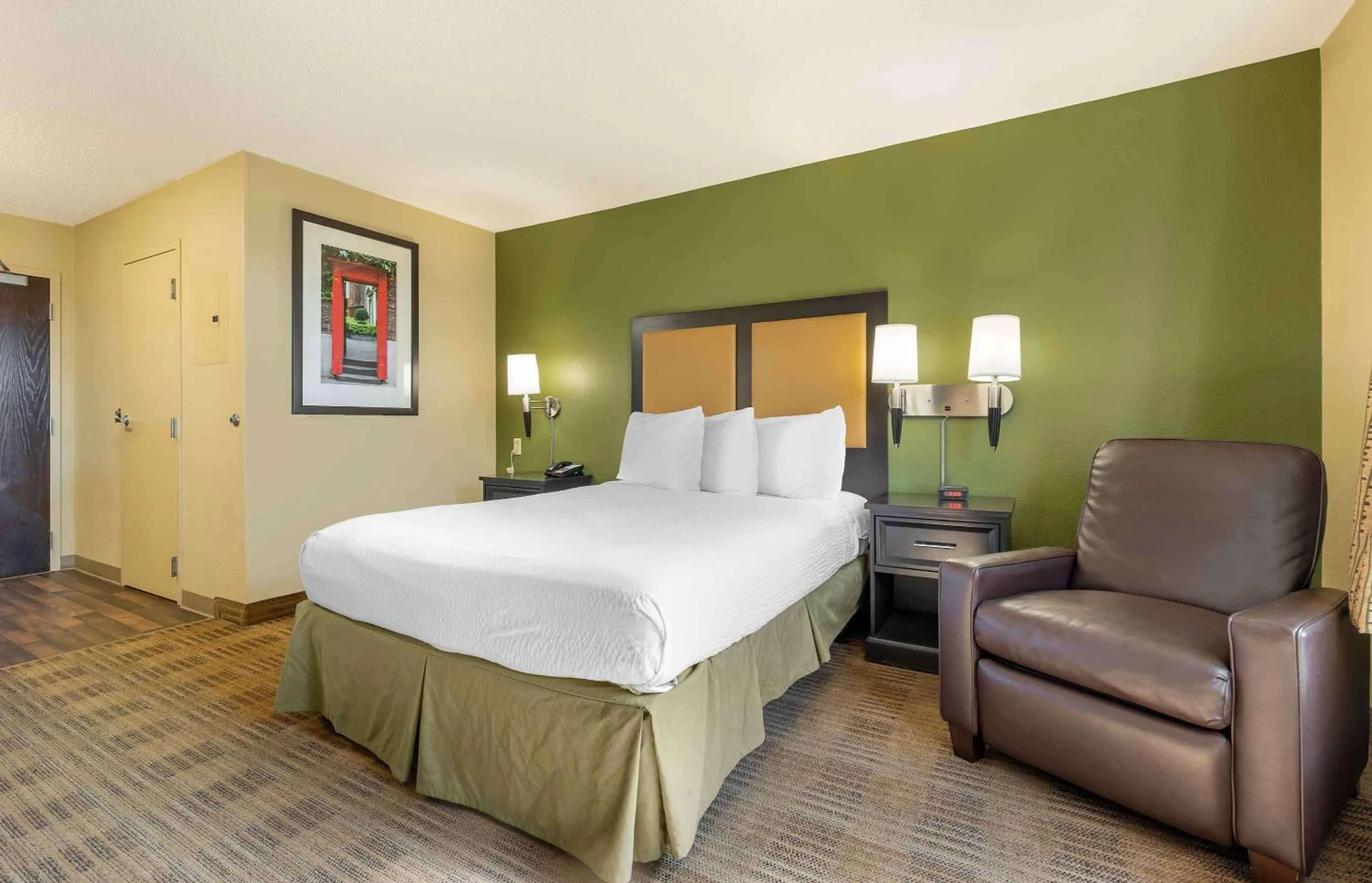 Bedroom, Bed in Extended Stay America Select Suites - St Louis - O' Fallon, IL