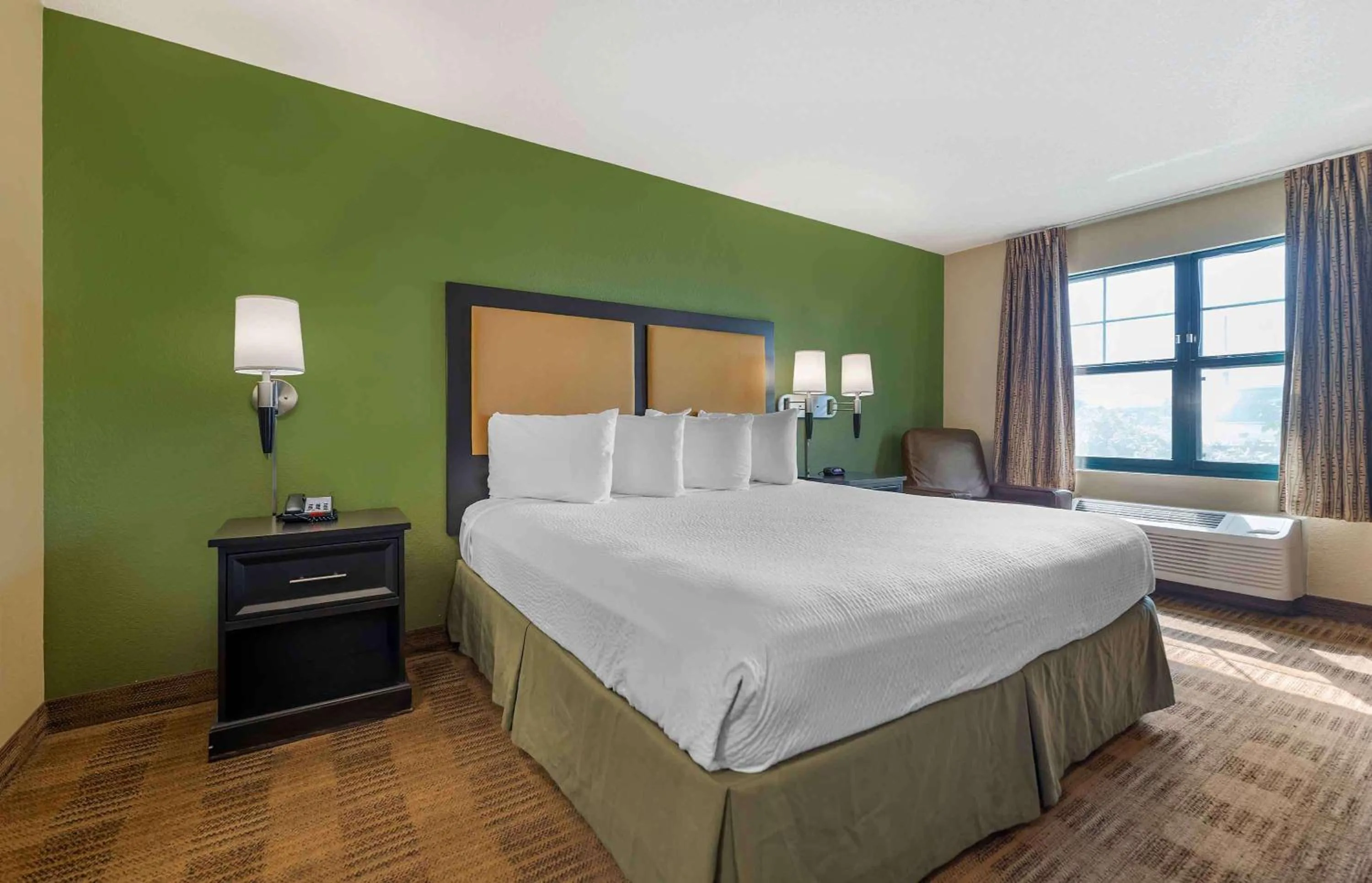 Bedroom, Bed in Extended Stay America Select Suites - St Louis - O' Fallon, IL