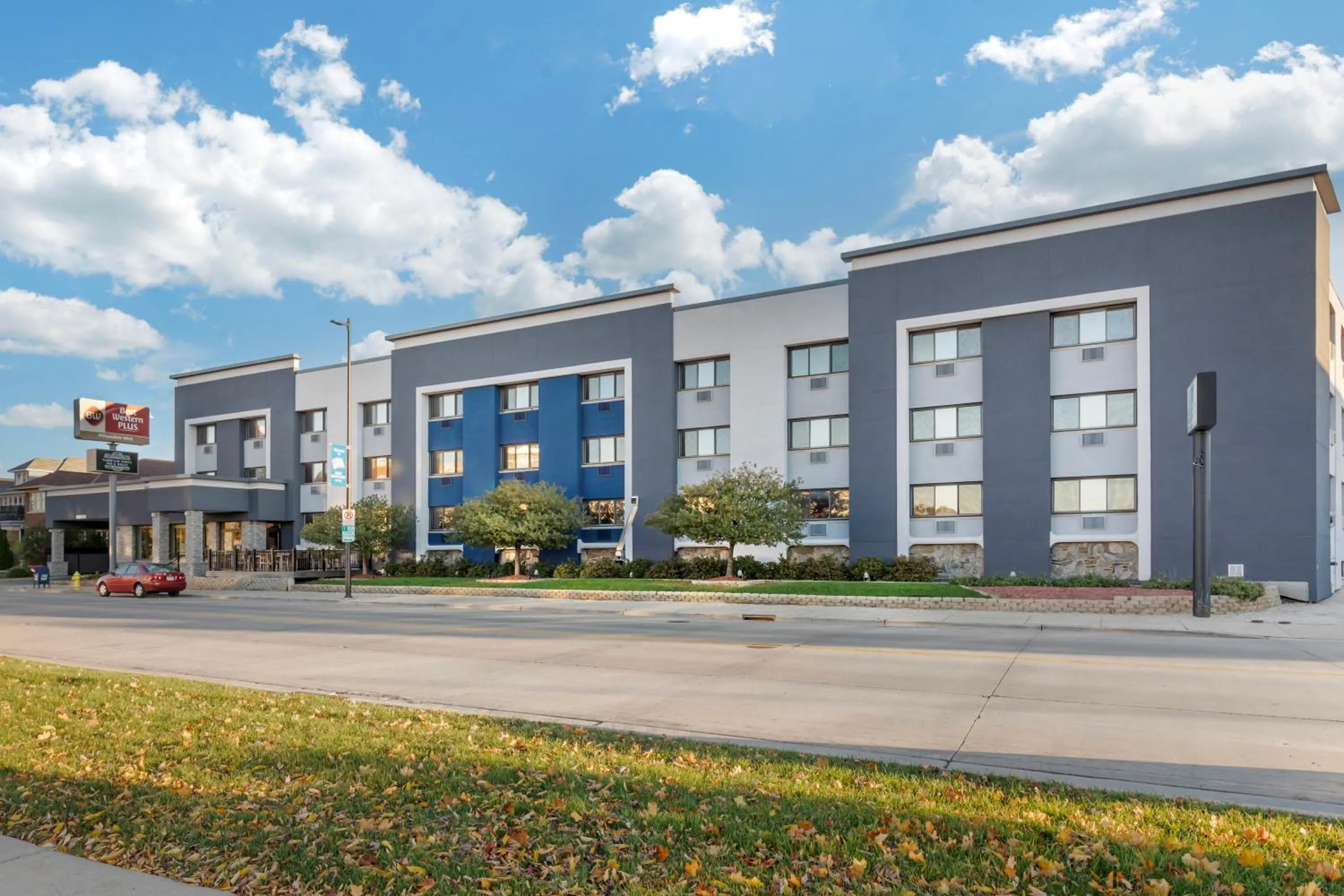 Property building in Best Western Plus Milwaukee West