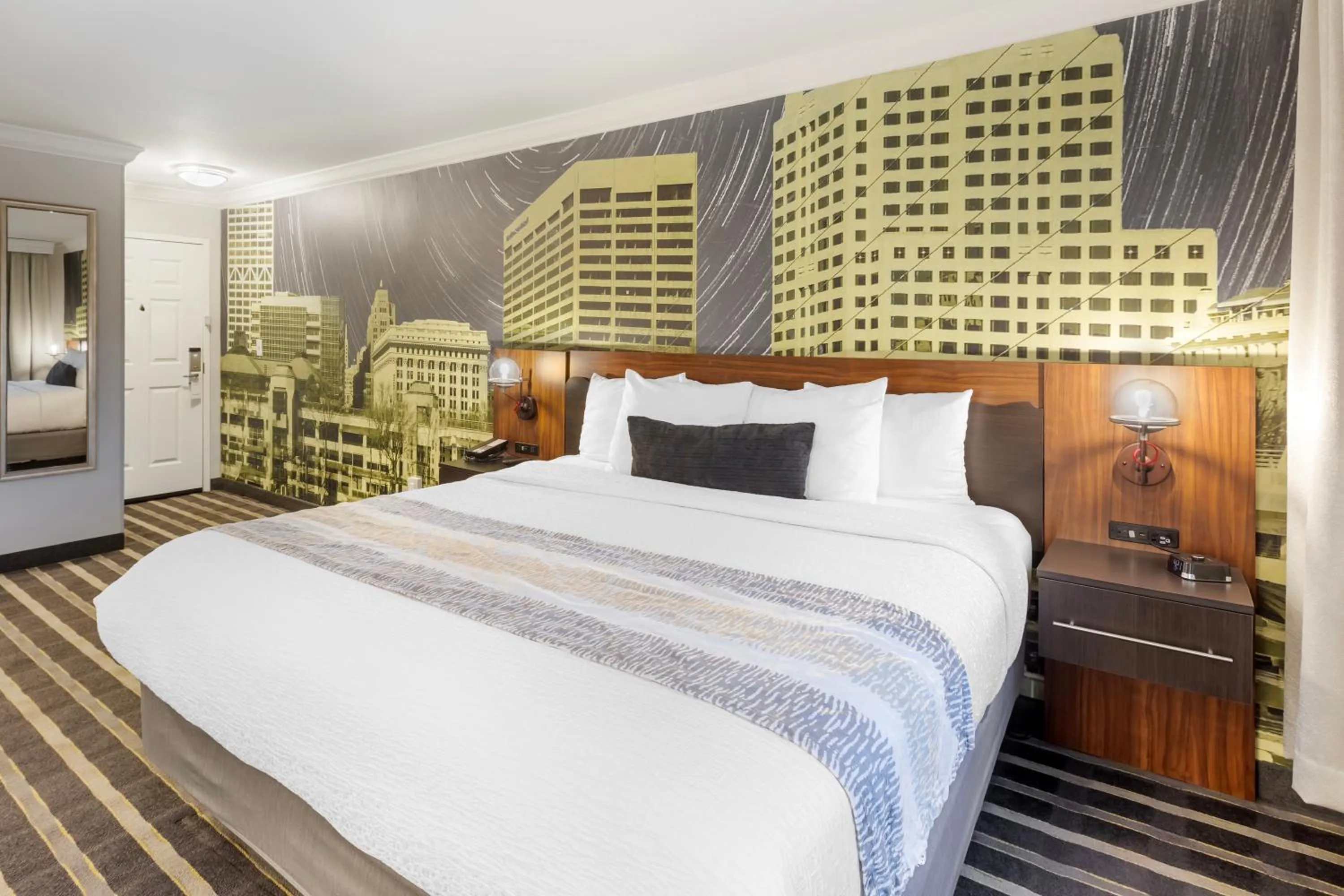 Bed in Best Western Plus Milwaukee West