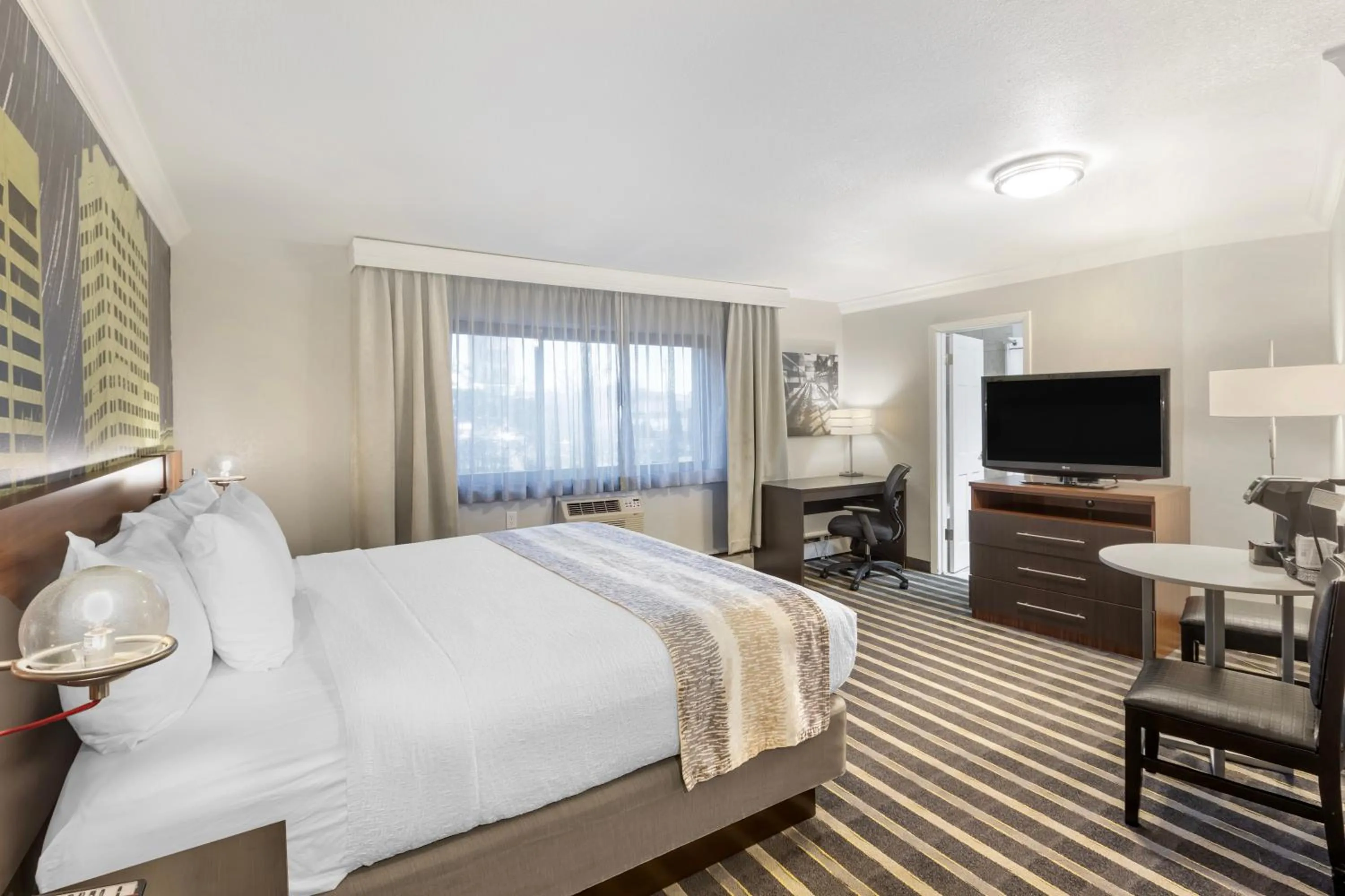 Bed in Best Western Plus Milwaukee West