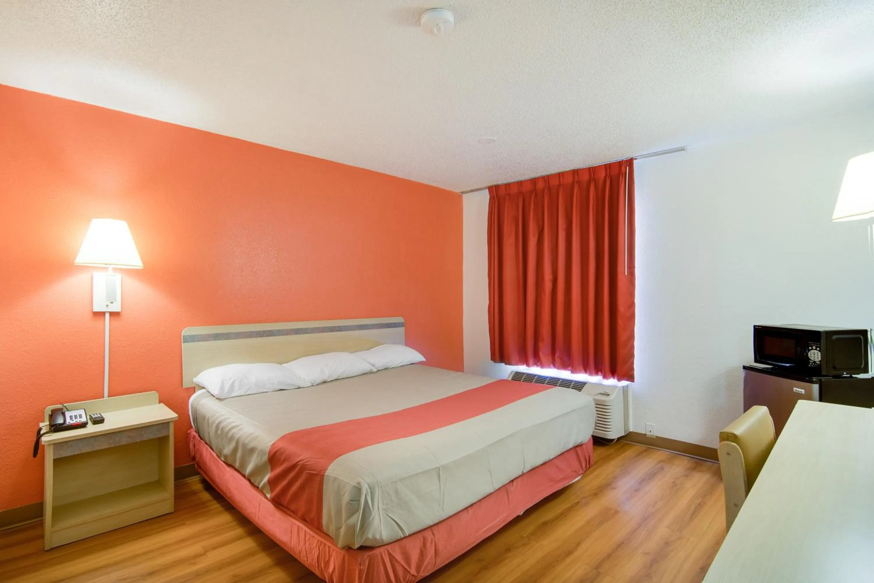 Bedroom, Bed in Motel 6-Waukegan, IL