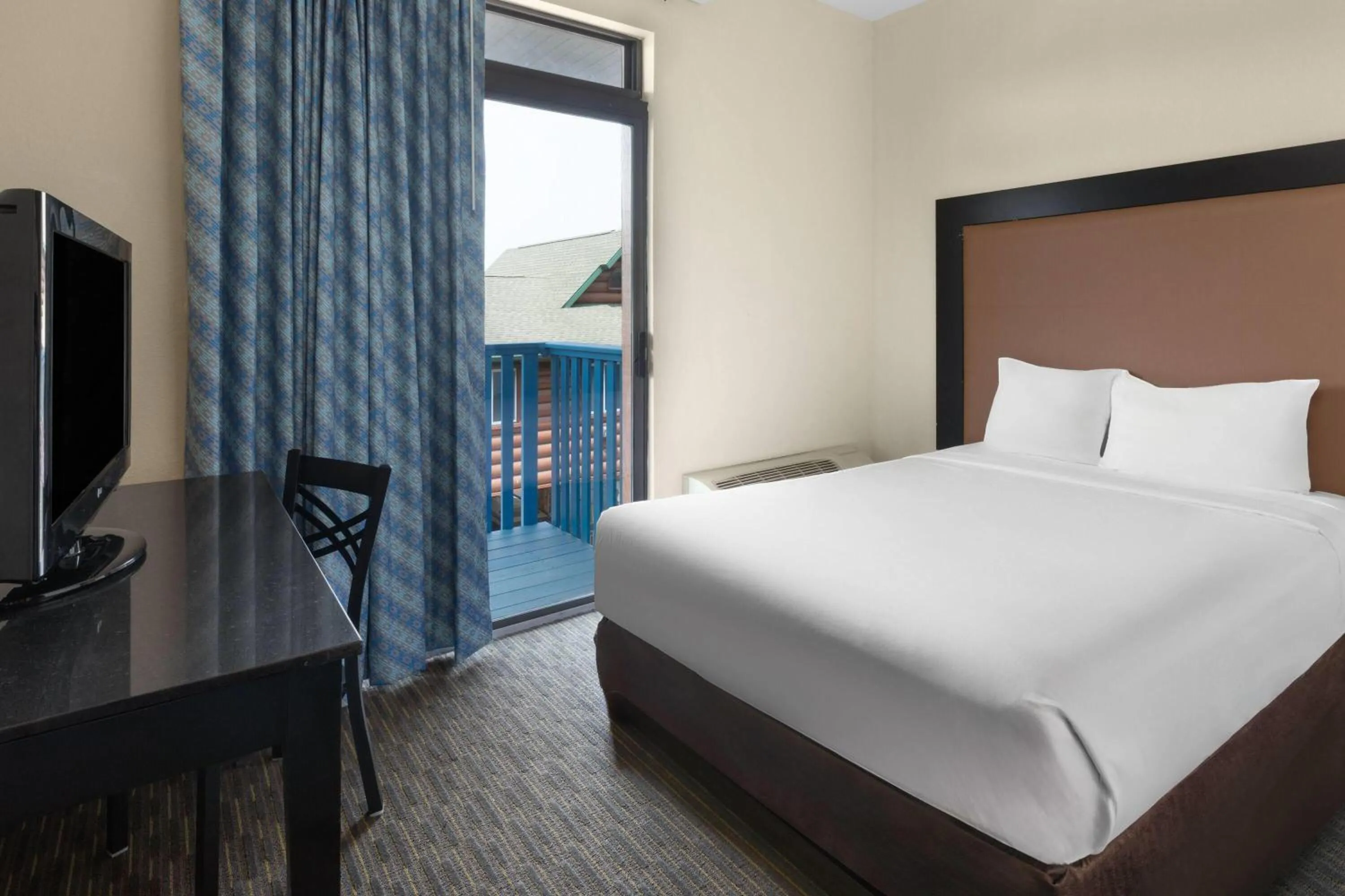 Photo of the whole room, Bed in Days Inn by Wyndham Mackinaw City - Bridgeview Area