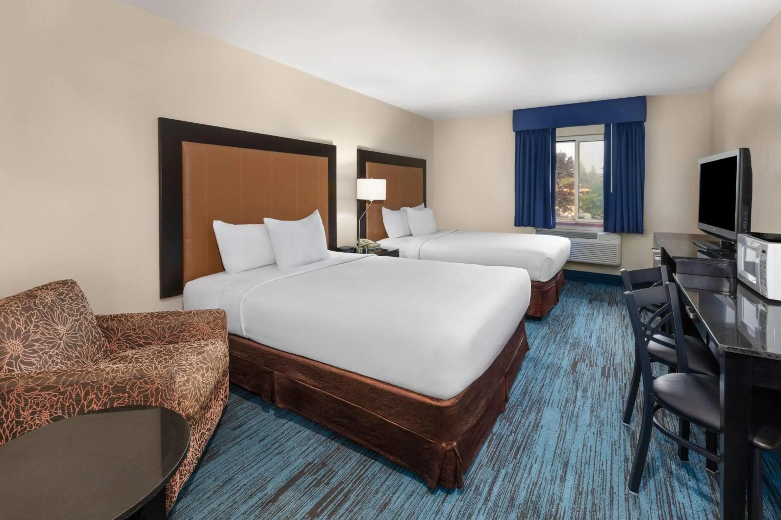 Photo of the whole room, Bed in Days Inn by Wyndham Mackinaw City - Bridgeview Area