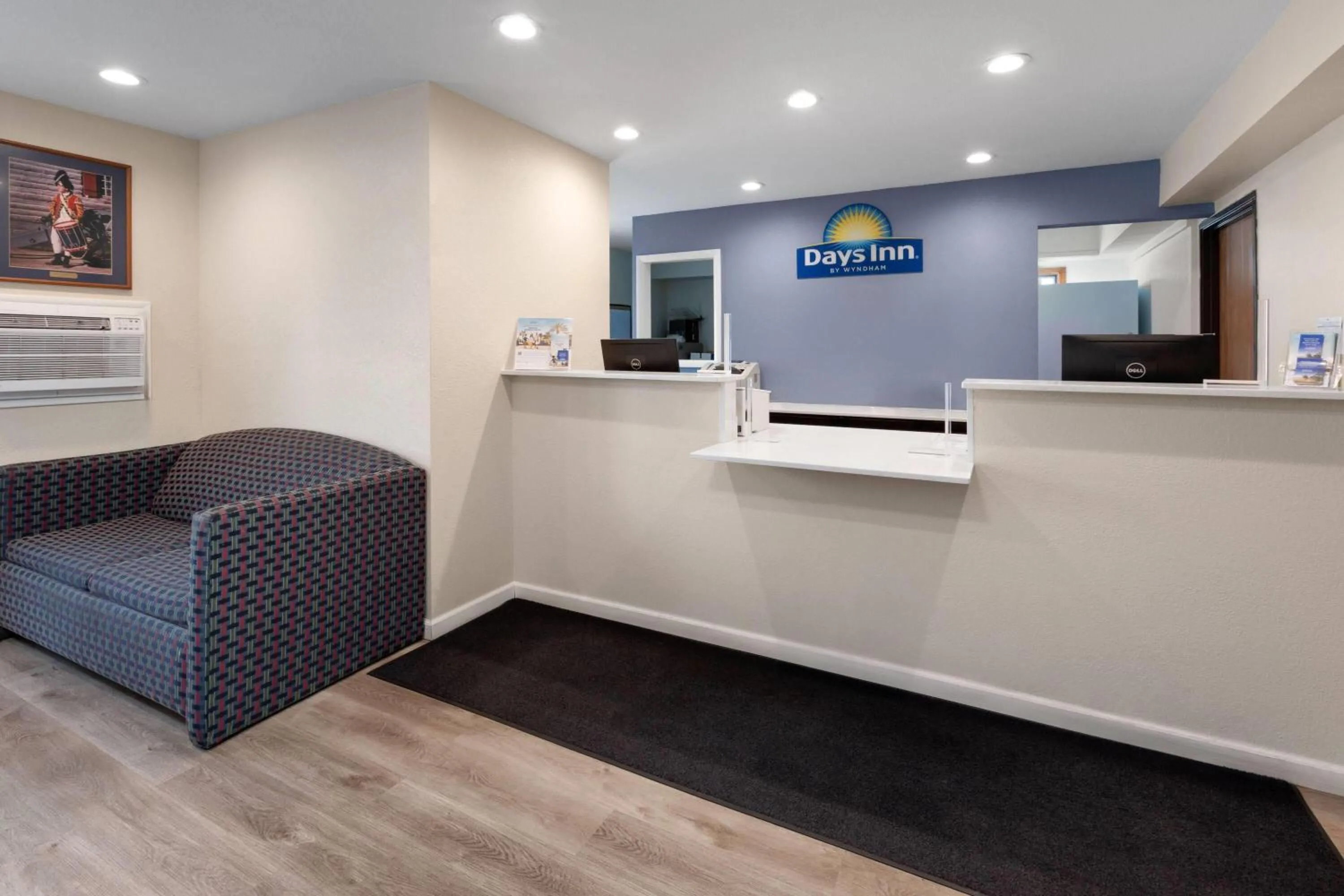 Lobby or reception in Days Inn by Wyndham Mackinaw City - Bridgeview Area