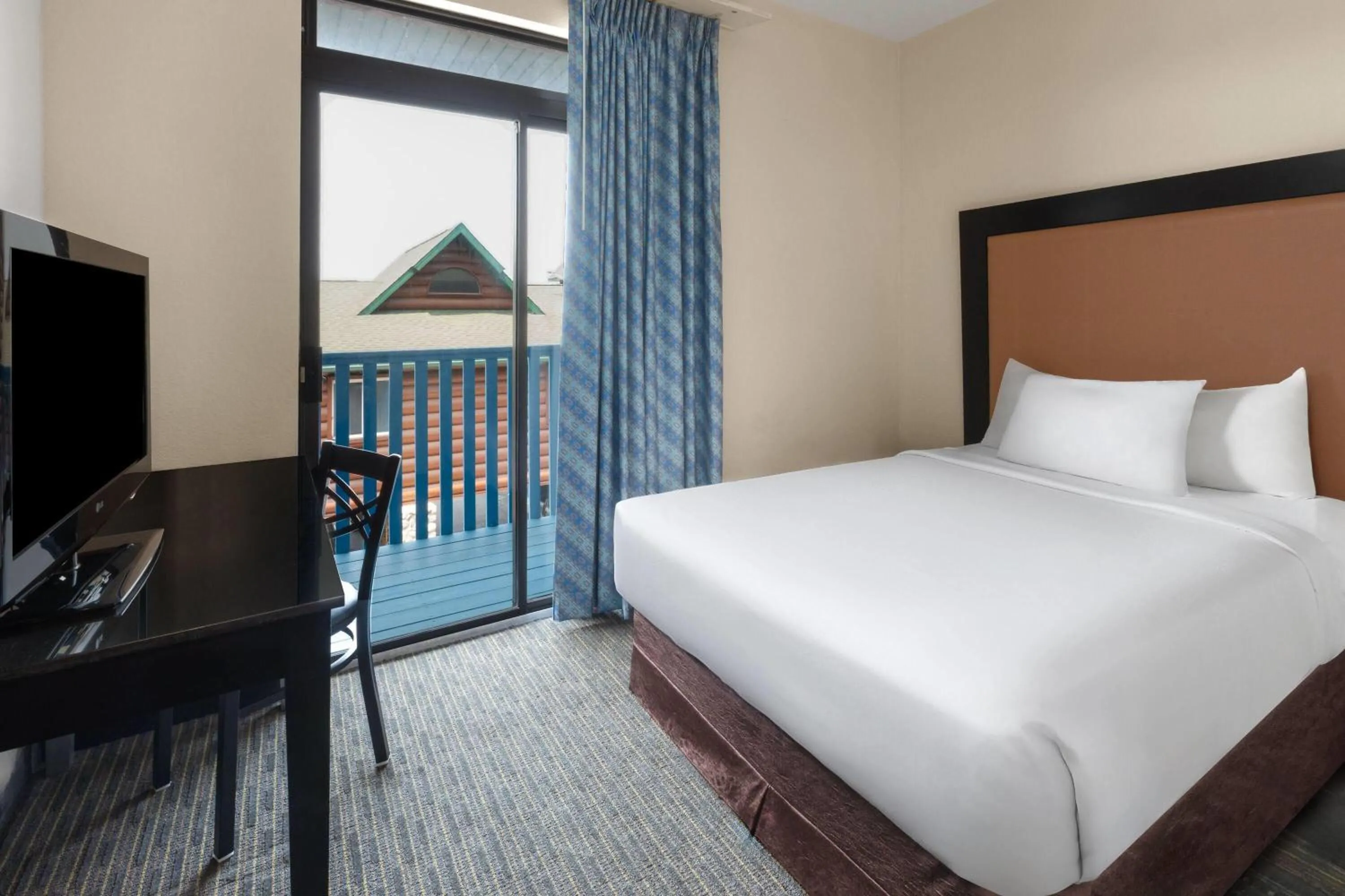 Photo of the whole room, Bed in Days Inn by Wyndham Mackinaw City - Bridgeview Area