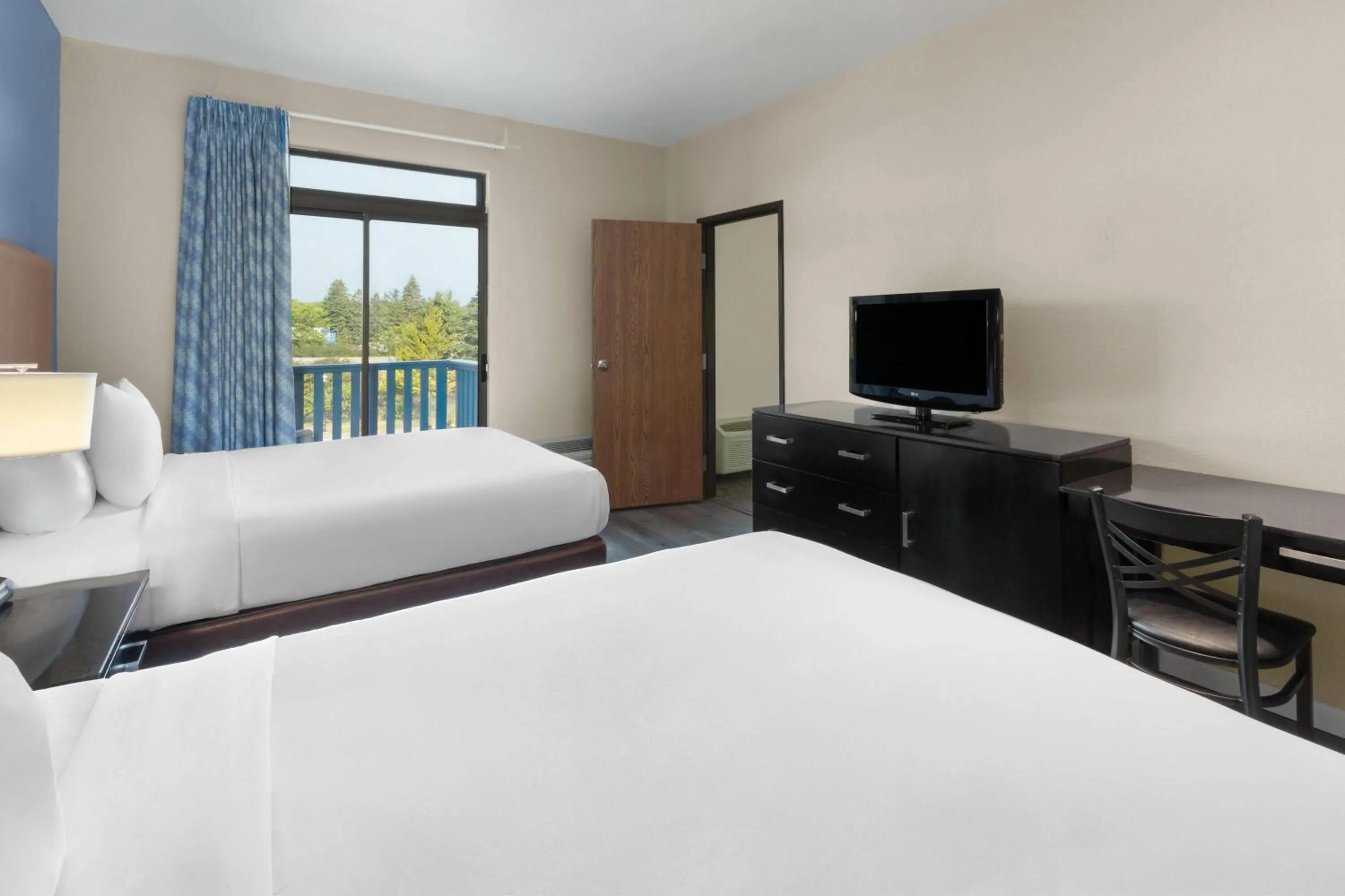 Photo of the whole room, Bed in Days Inn by Wyndham Mackinaw City - Bridgeview Area