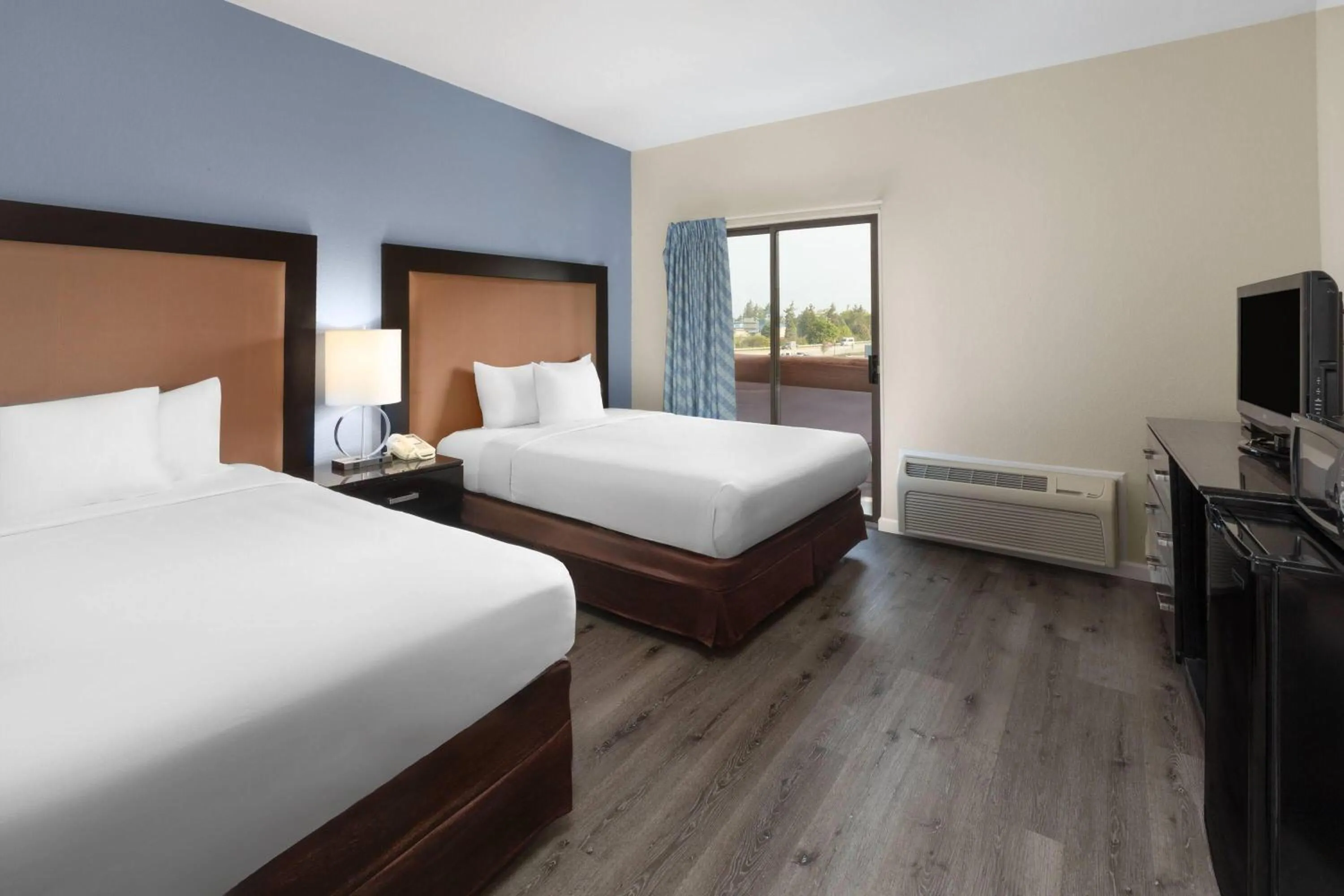 Photo of the whole room, Bed in Days Inn by Wyndham Mackinaw City - Bridgeview Area