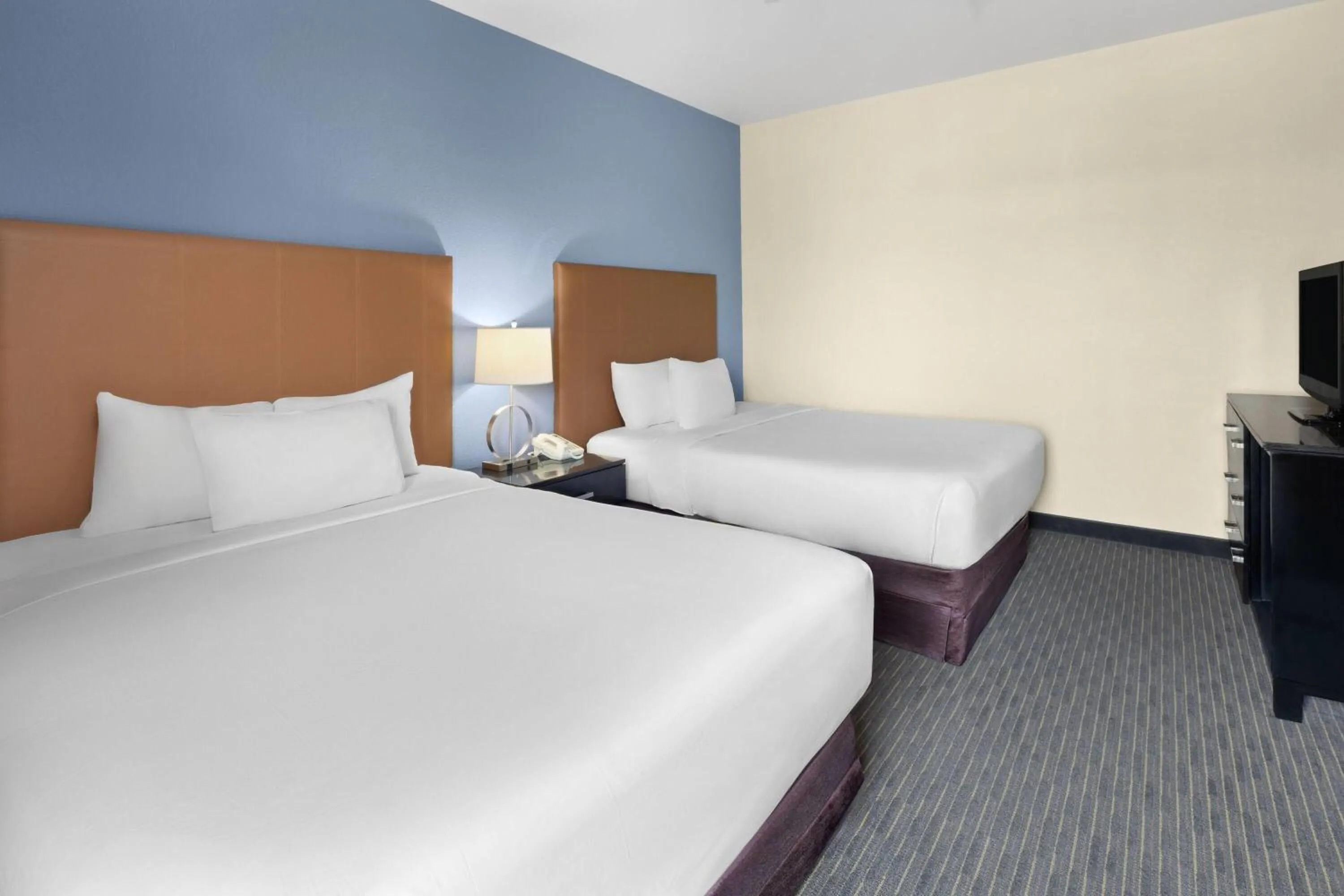 Photo of the whole room, Bed in Days Inn by Wyndham Mackinaw City - Bridgeview Area