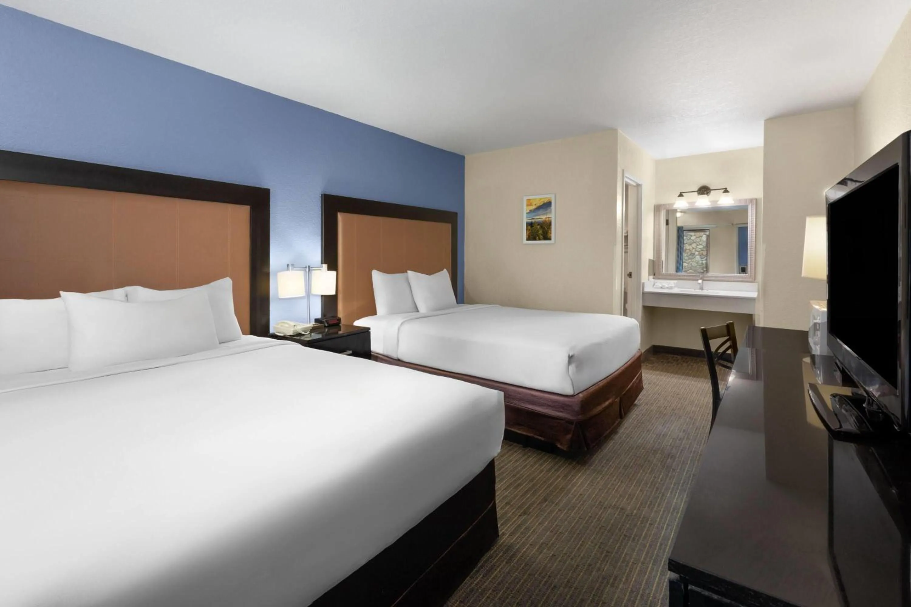 Photo of the whole room, Bed in Days Inn by Wyndham Mackinaw City - Bridgeview Area
