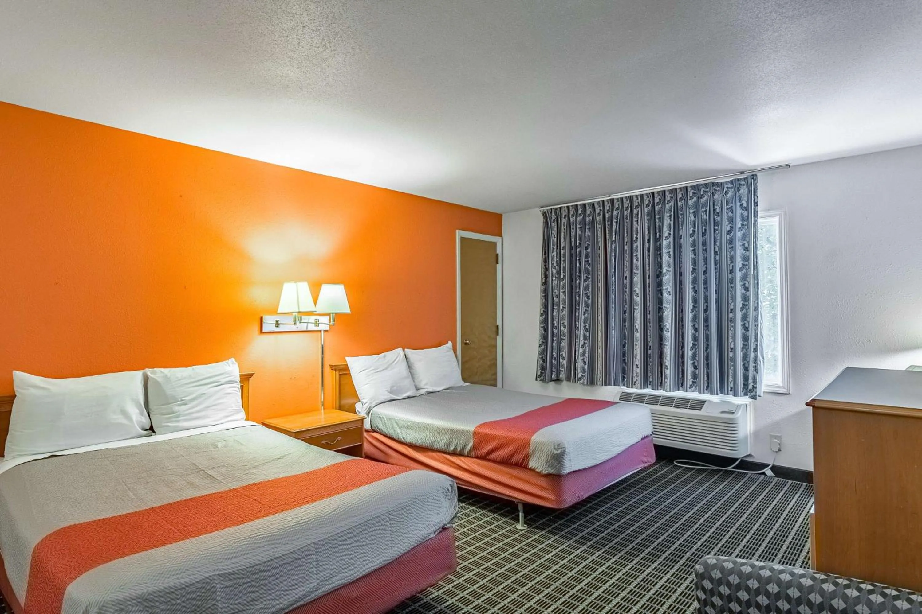 Bedroom, Bed in Motel 6-Grand Rapids, MI - Northeast