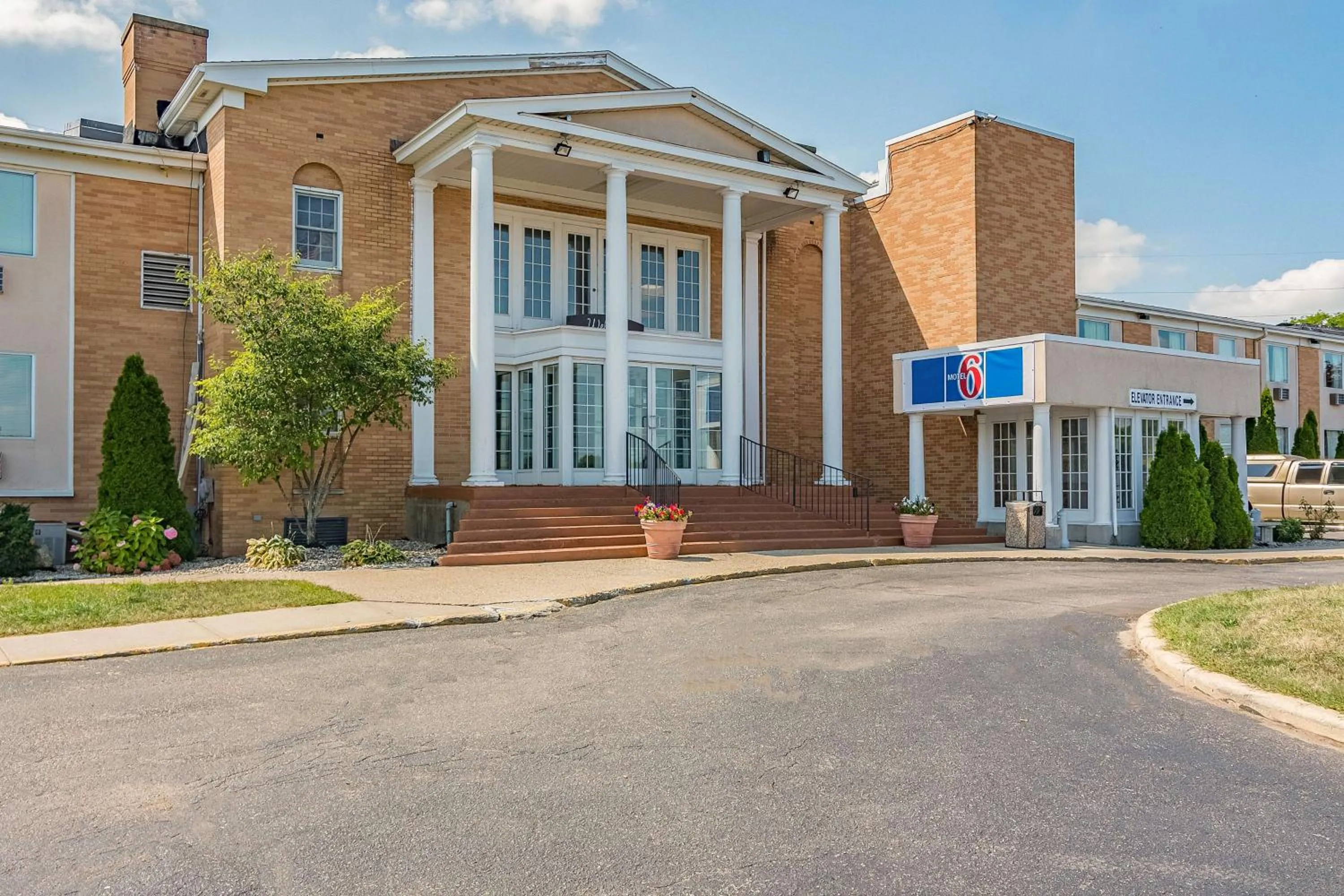 Property building in Motel 6-Grand Rapids, MI - Northeast