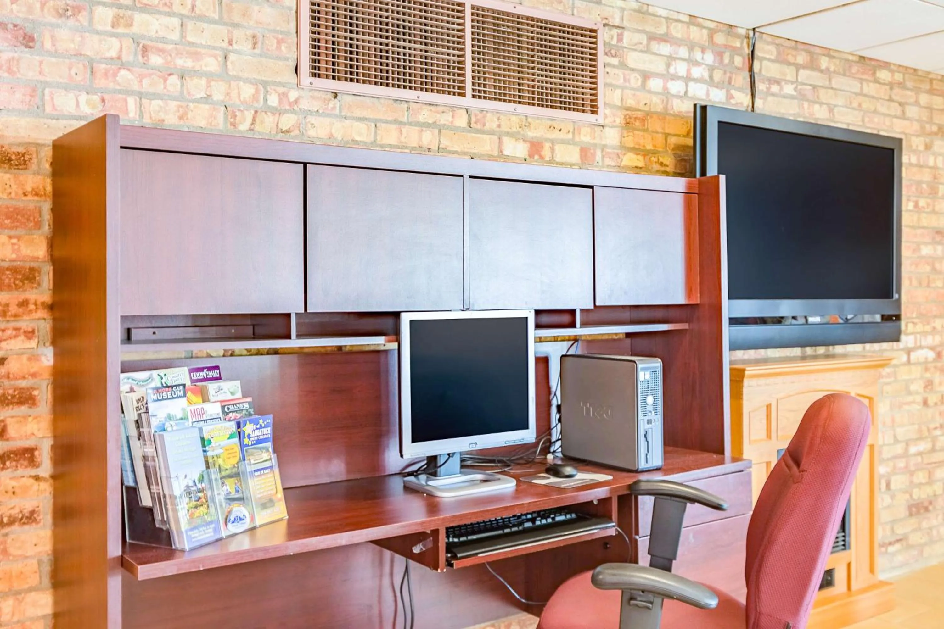 TV and multimedia in Motel 6-Grand Rapids, MI - Northeast