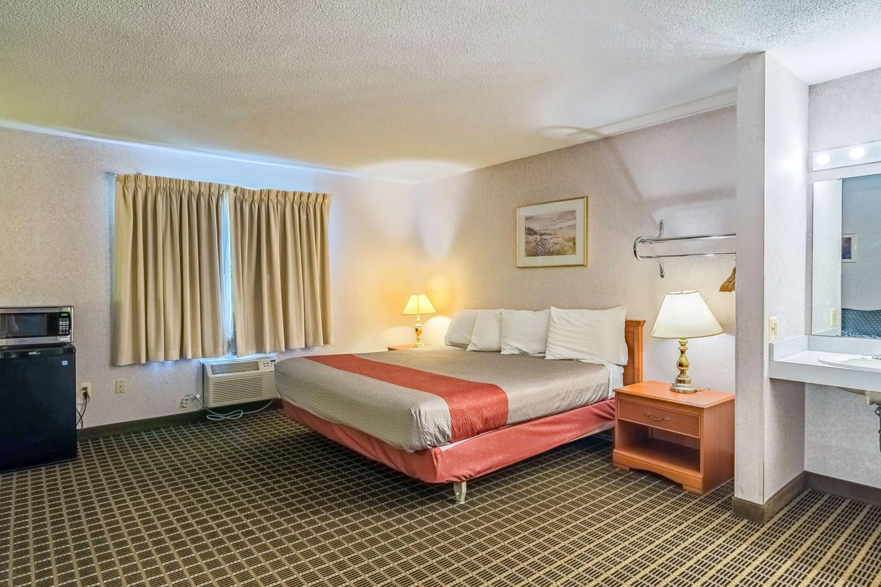 Bedroom, Bed in Motel 6-Grand Rapids, MI - Northeast