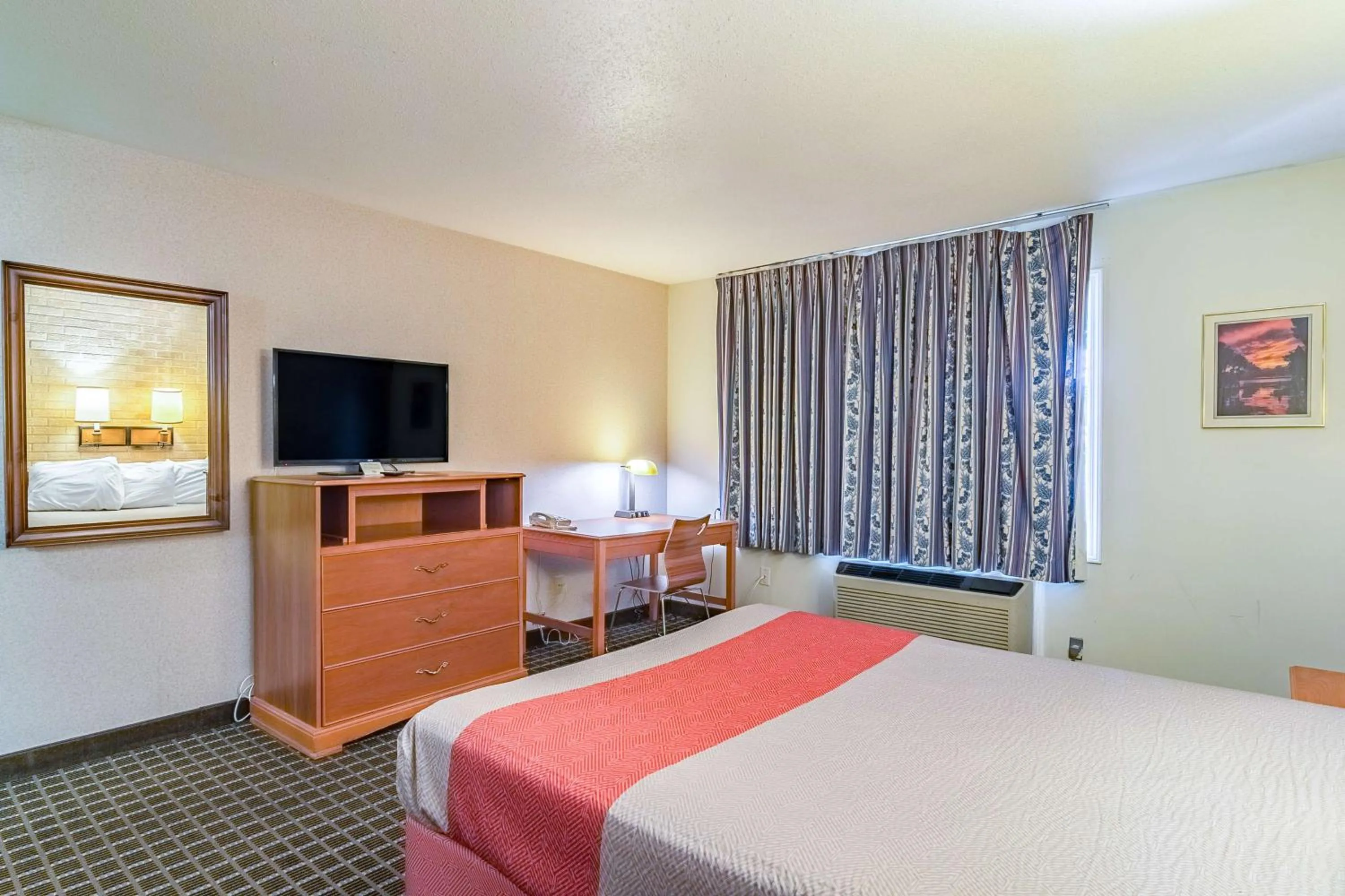 TV and multimedia, Bed in Motel 6-Grand Rapids, MI - Northeast
