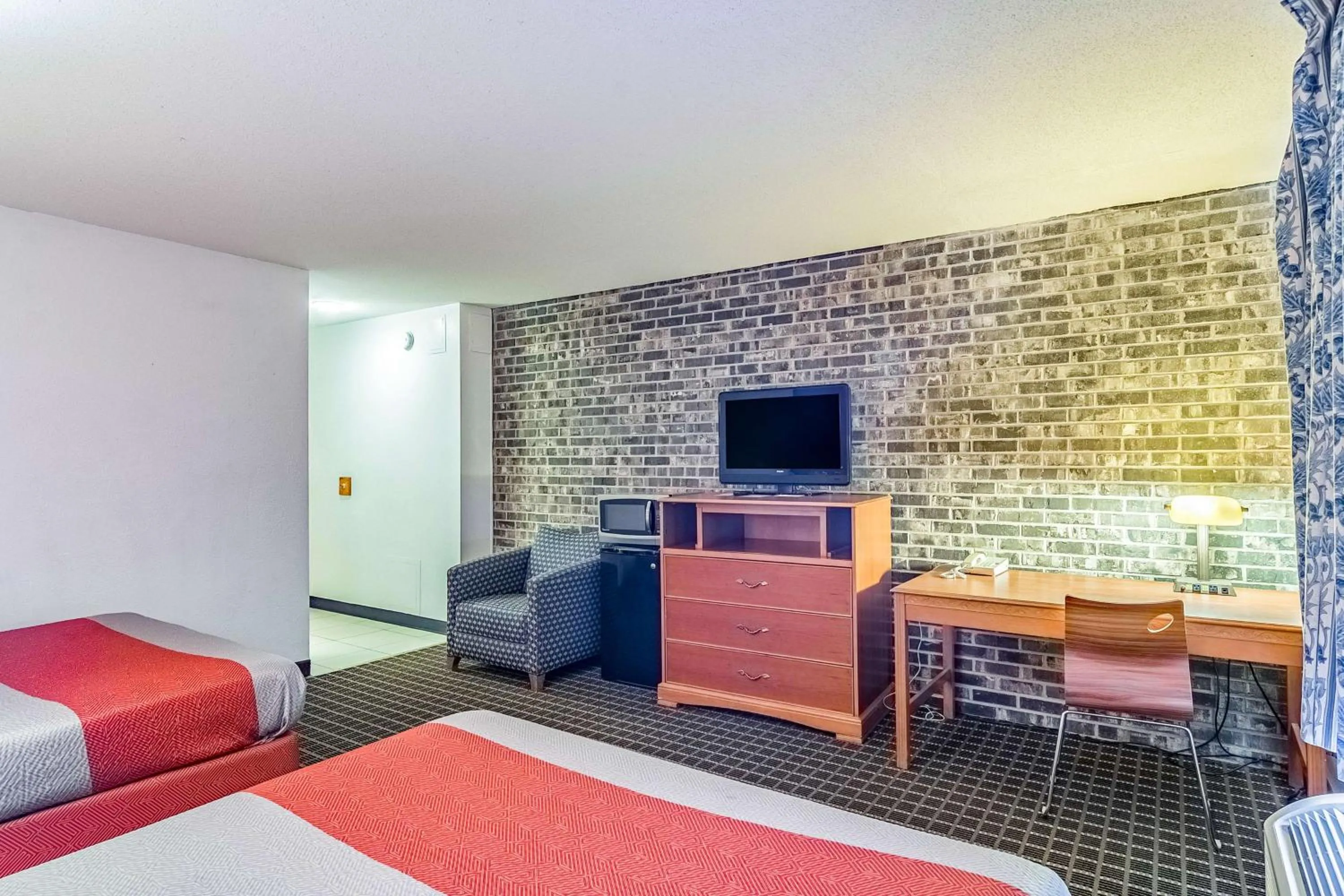 TV and multimedia, Bed in Motel 6-Grand Rapids, MI - Northeast