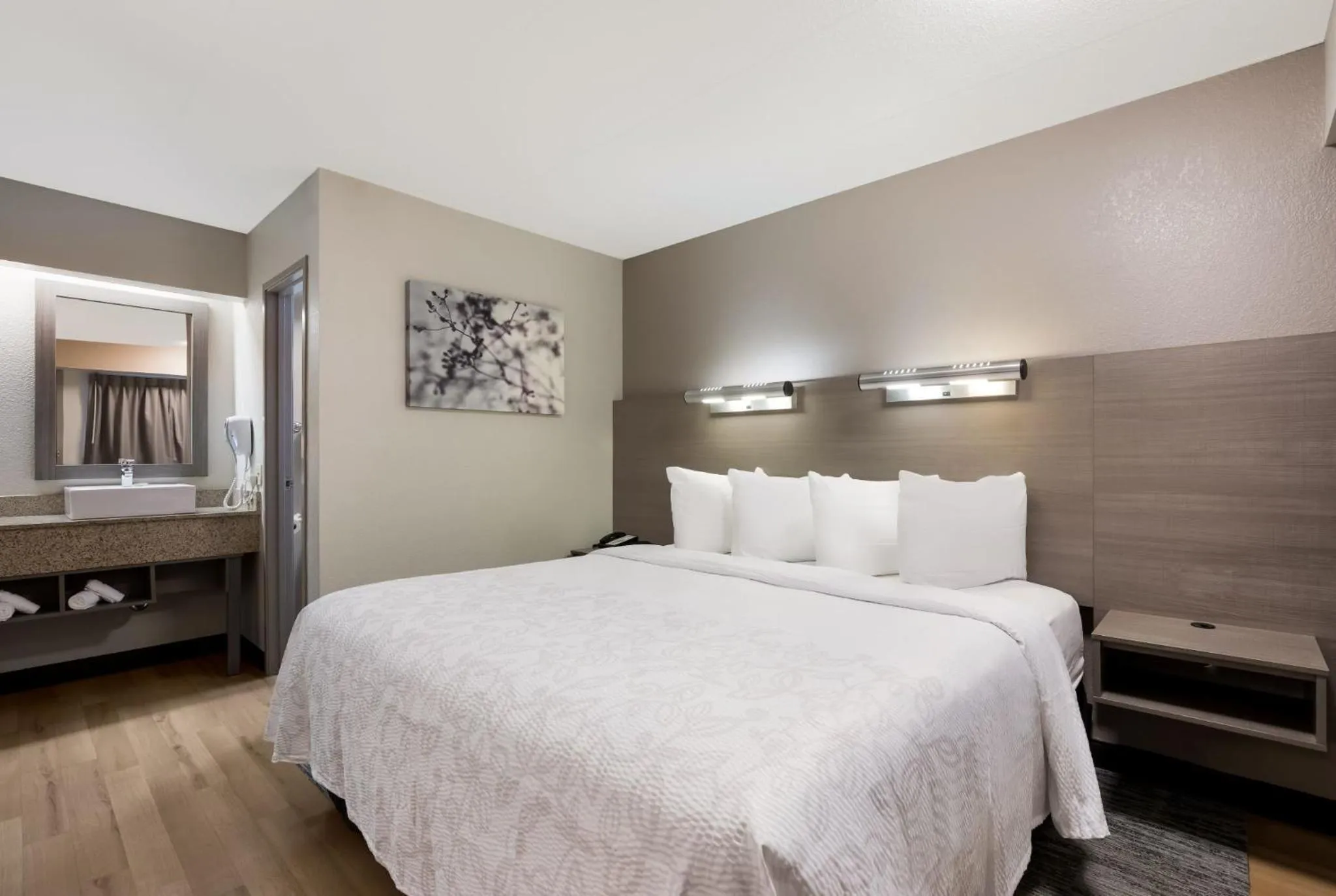 Photo of the whole room, Bed in Red Roof Inn PLUS+ Chicago - Naperville