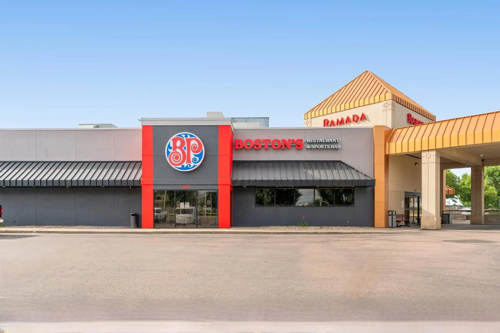 Lounge or bar in Ramada by Wyndham Sioux Falls Airport - Waterpark Resort & Event Center