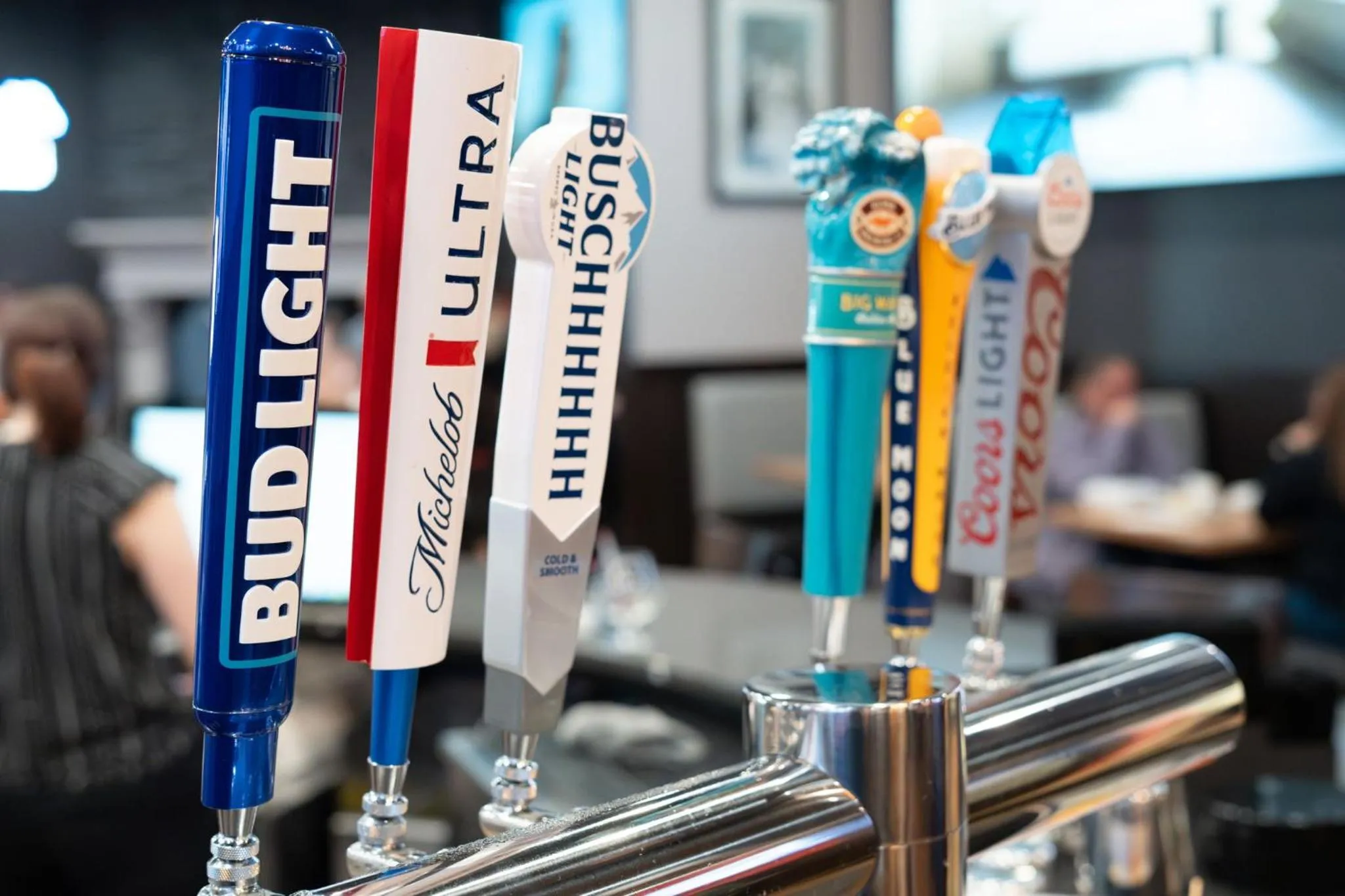 Lounge or bar in Ramada by Wyndham Sioux Falls Airport - Waterpark Resort & Event Center