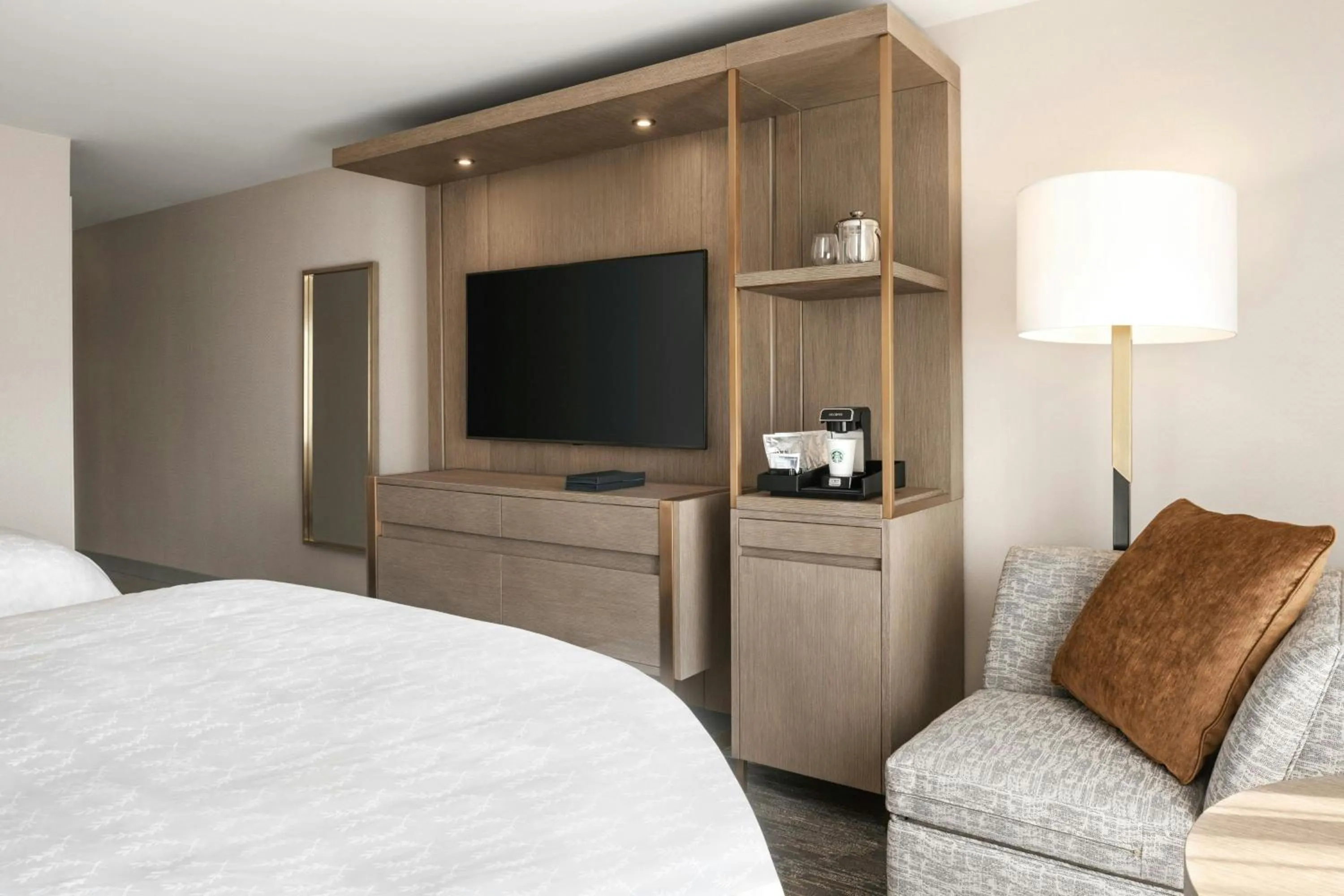 Living room, Bed in Madison Marriott South