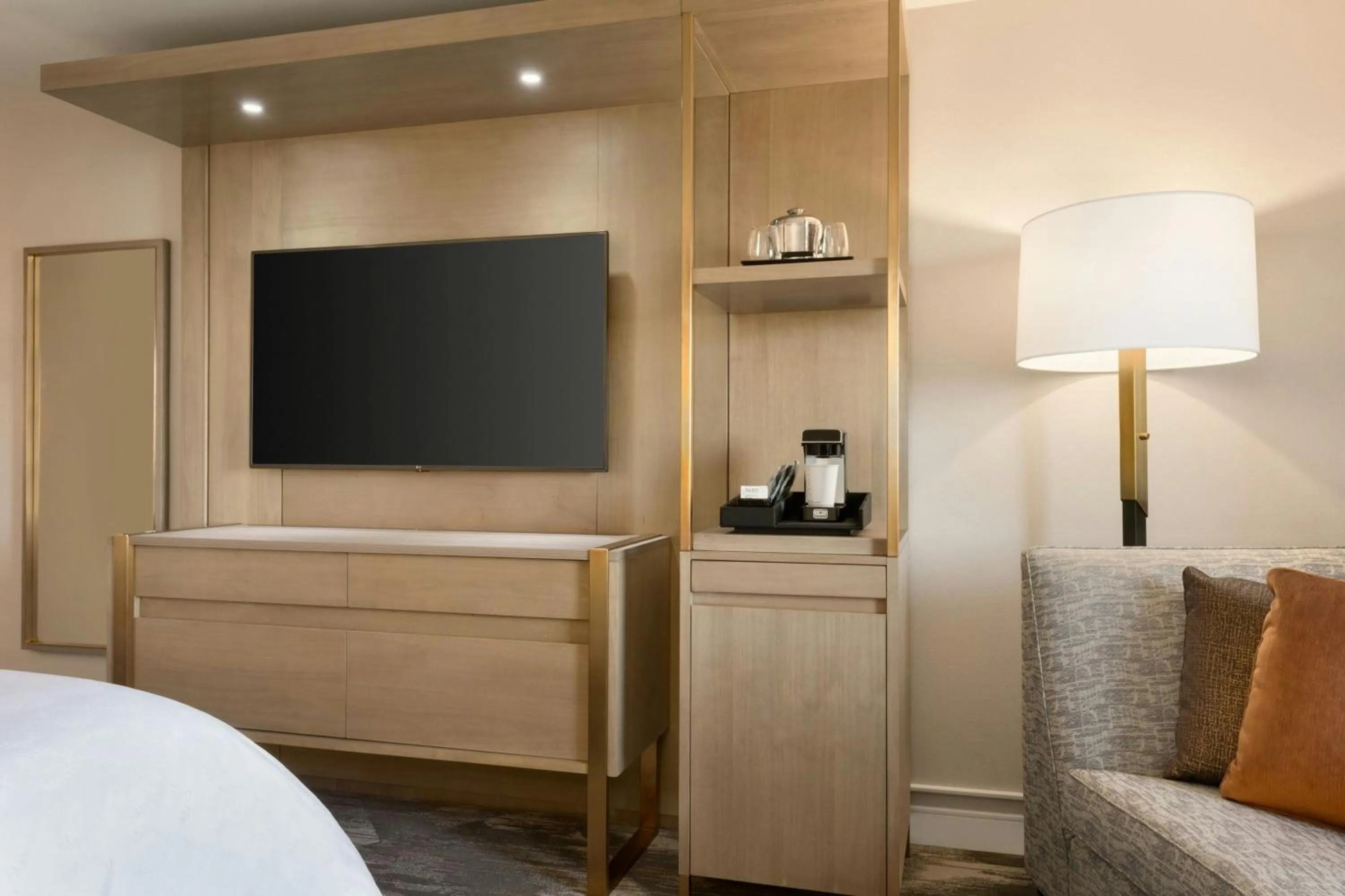 Photo of the whole room, Bed in Madison Marriott South