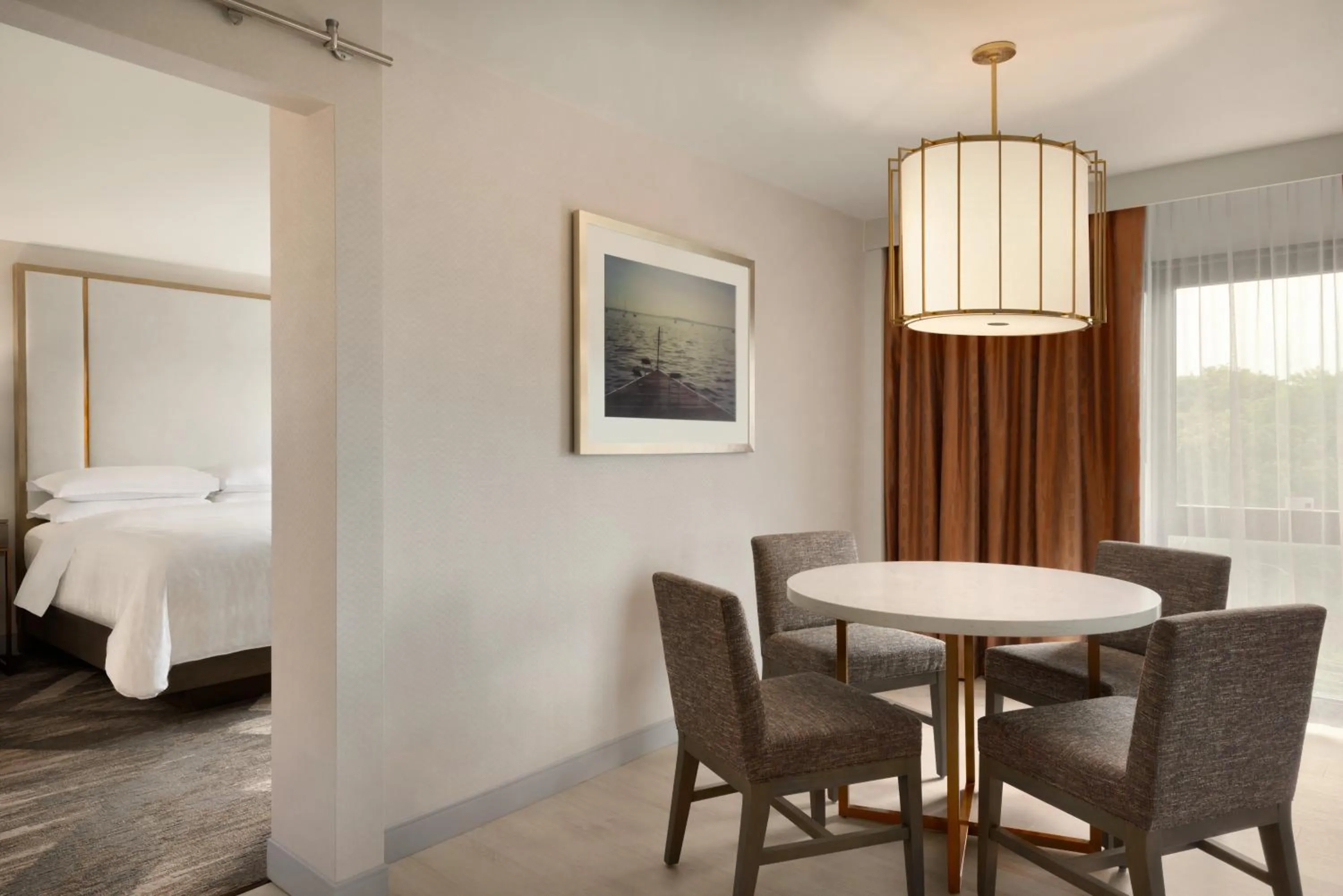 Dining area, Bed in Madison Marriott South