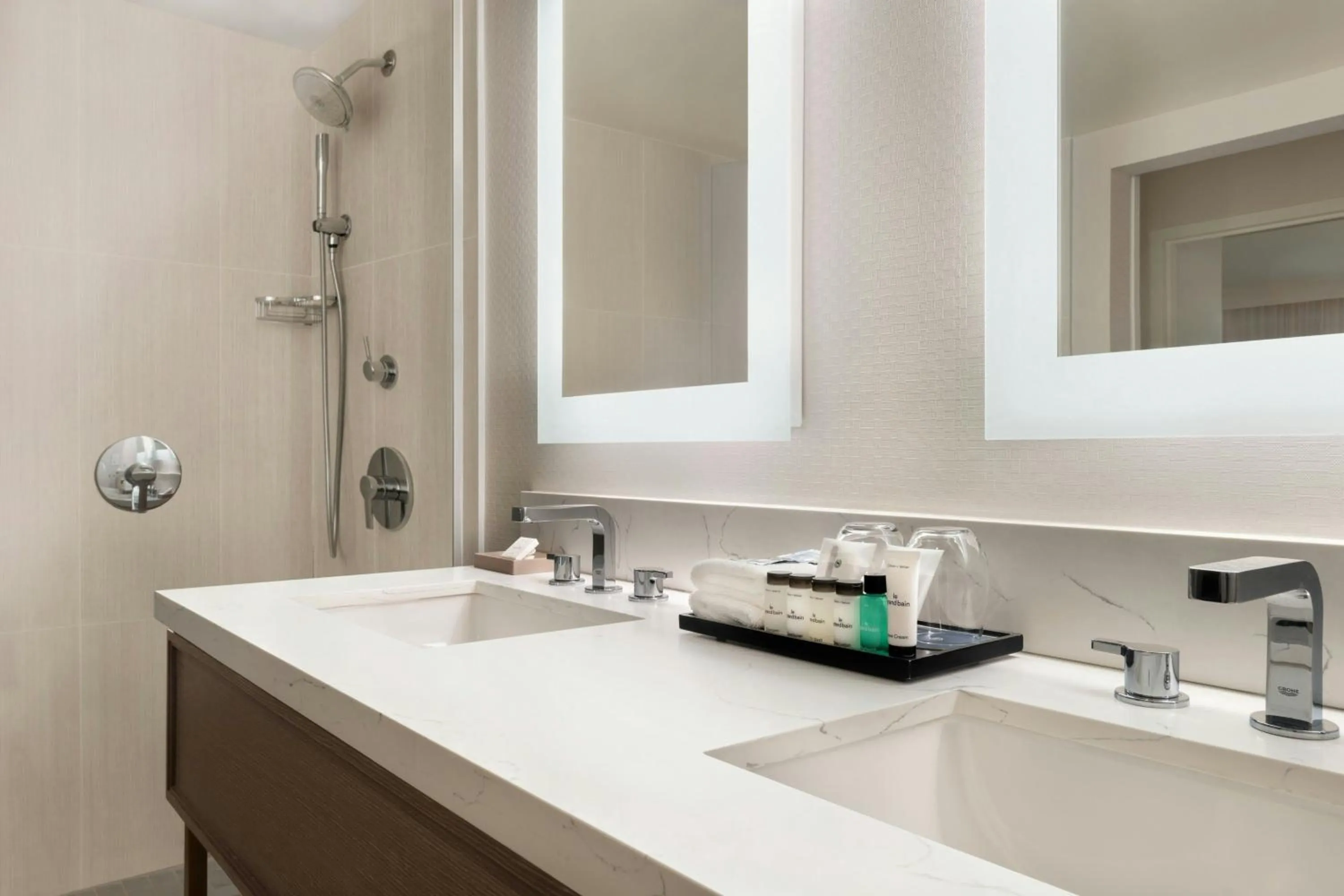 Bathroom in Madison Marriott South