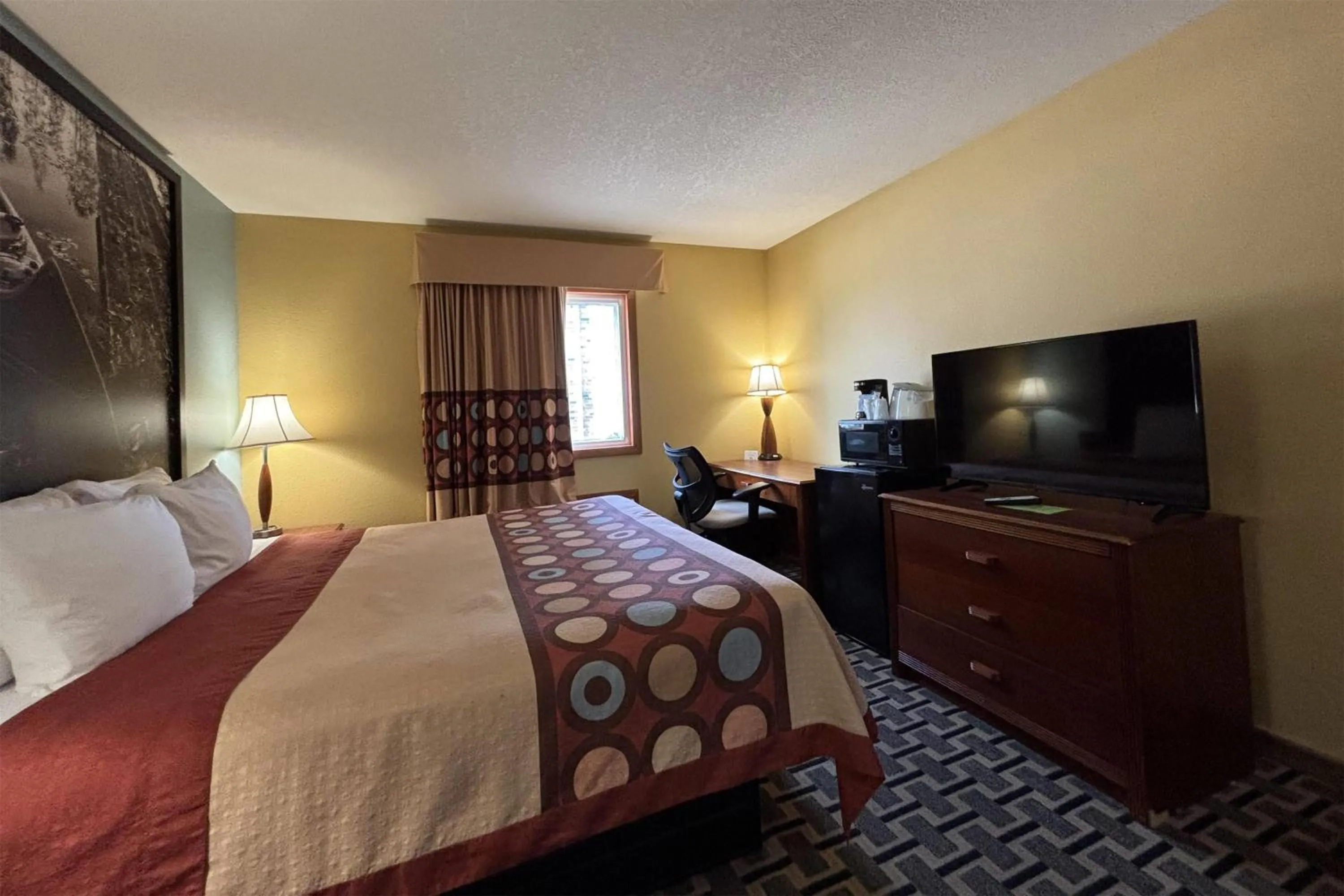 Photo of the whole room, Bed in Super 8 by Wyndham Staunton