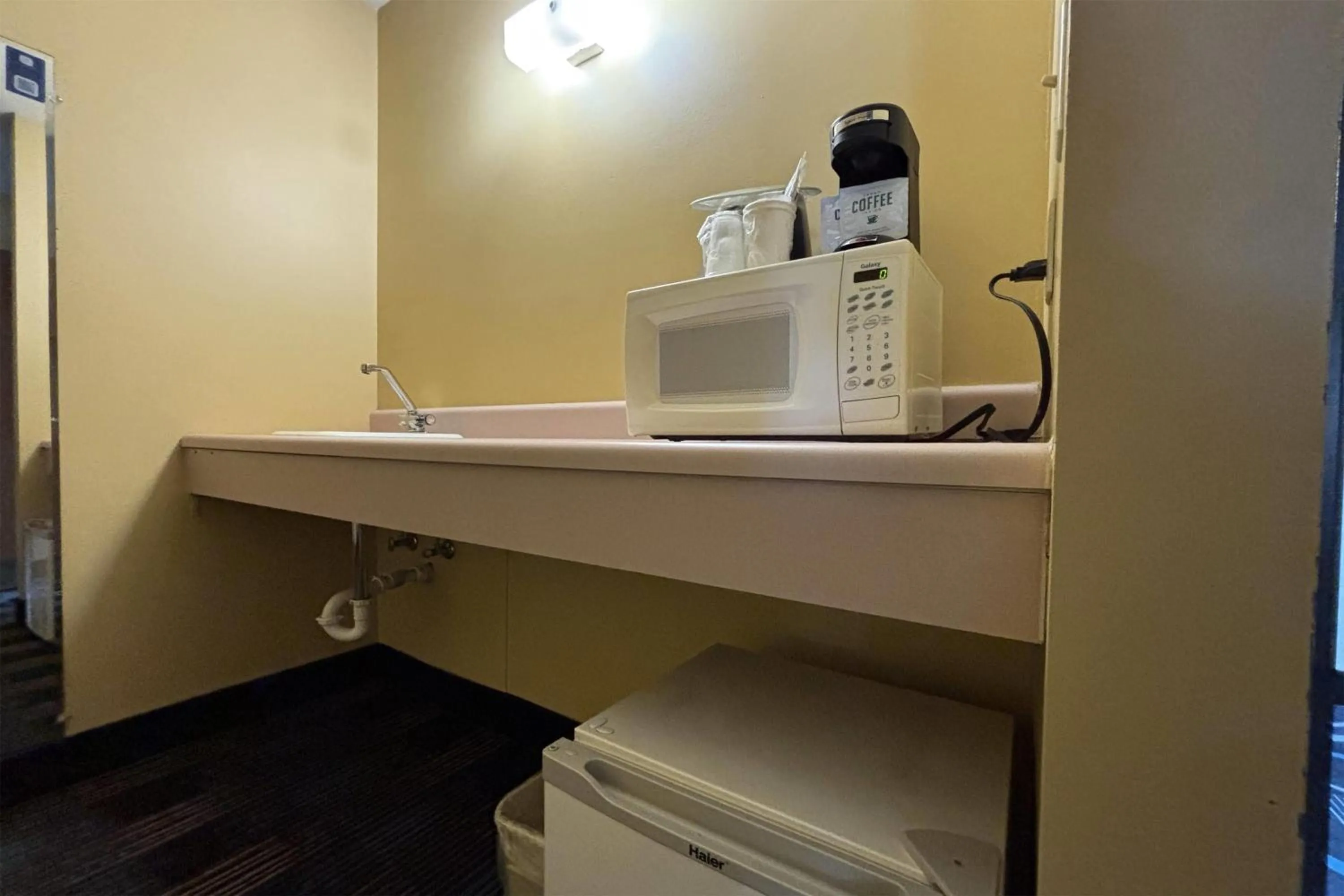 Photo of the whole room in Super 8 by Wyndham Staunton