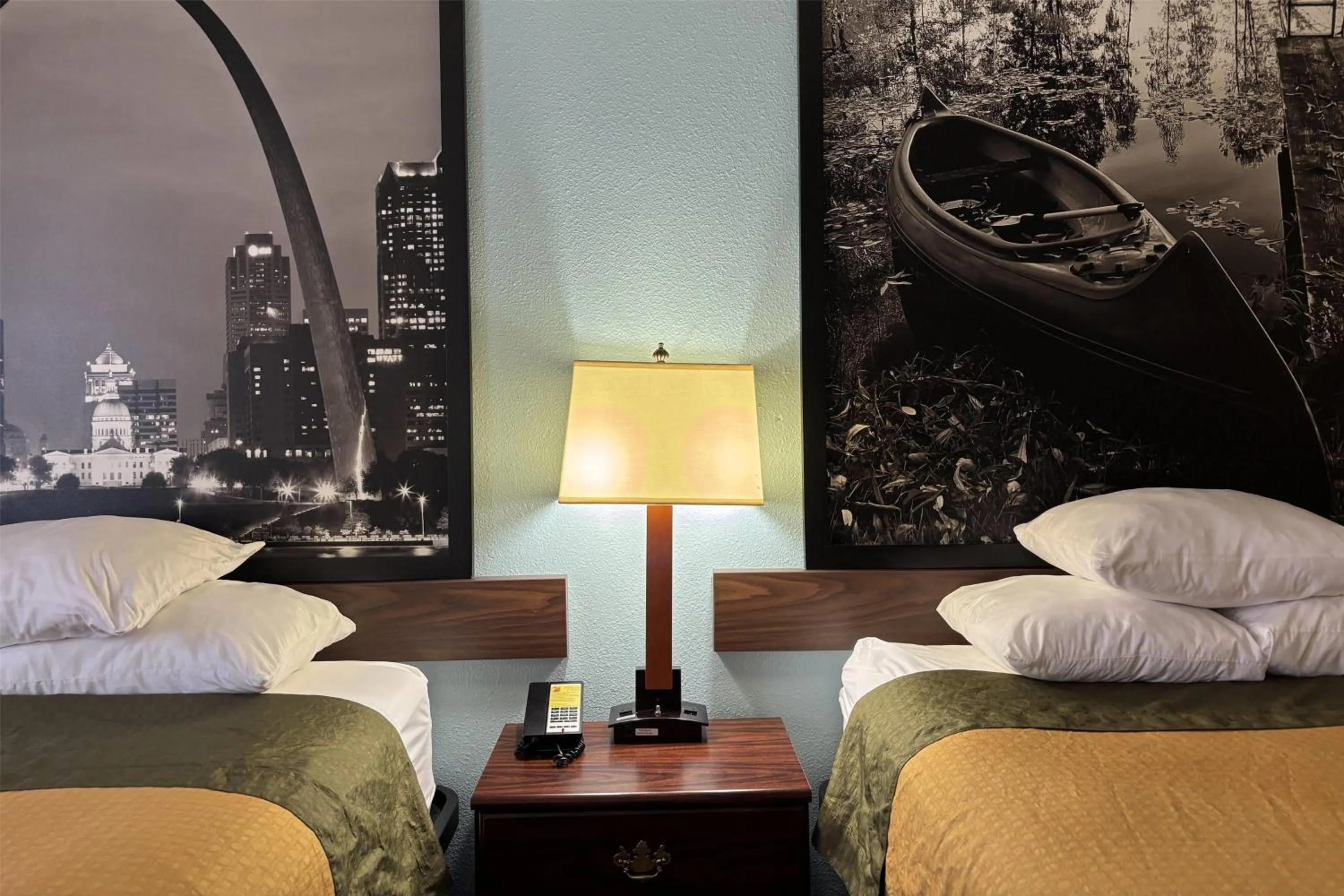 Photo of the whole room, Bed in Super 8 by Wyndham Staunton