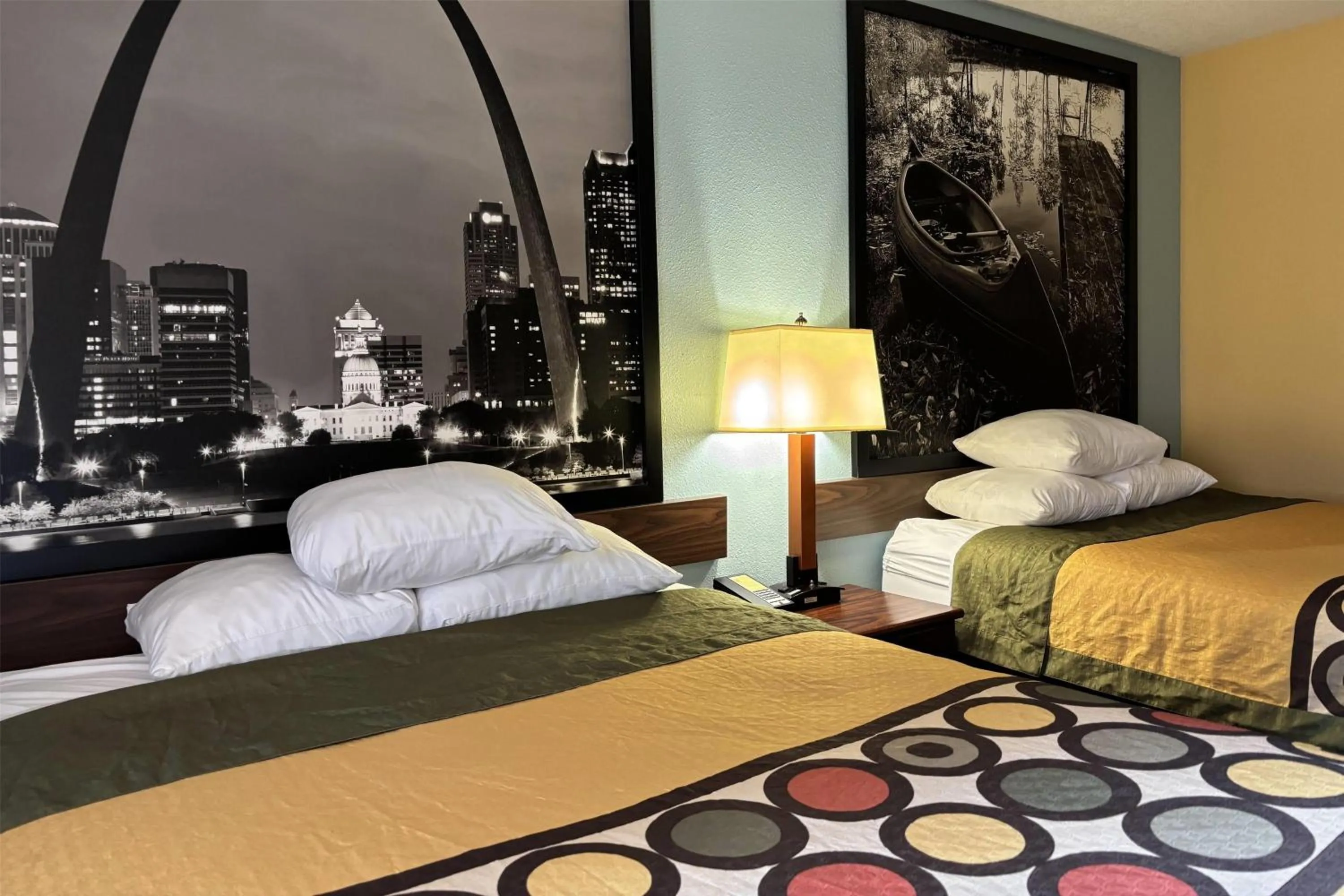 Photo of the whole room, Bed in Super 8 by Wyndham Staunton