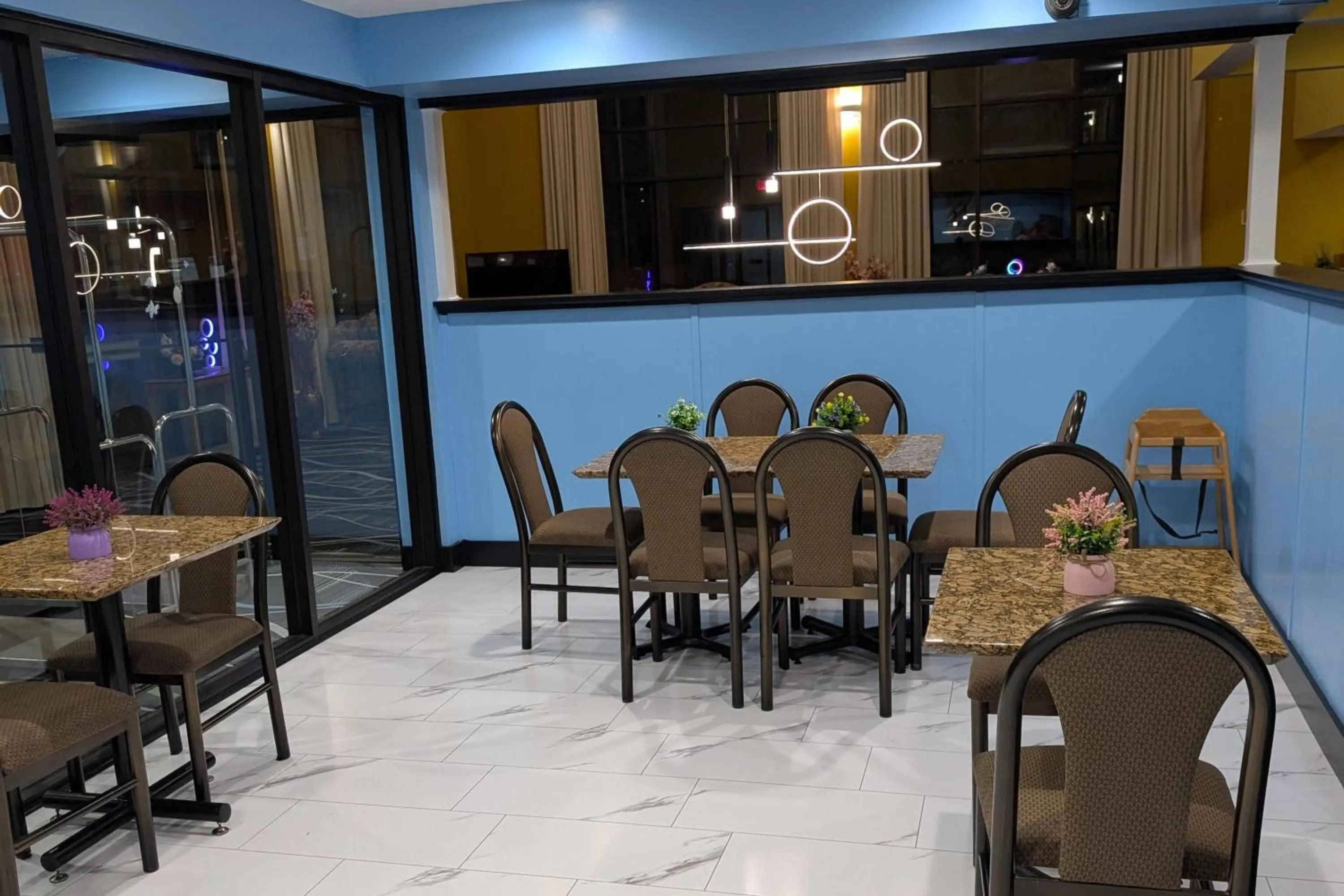 Breakfast in Super 8 by Wyndham Staunton