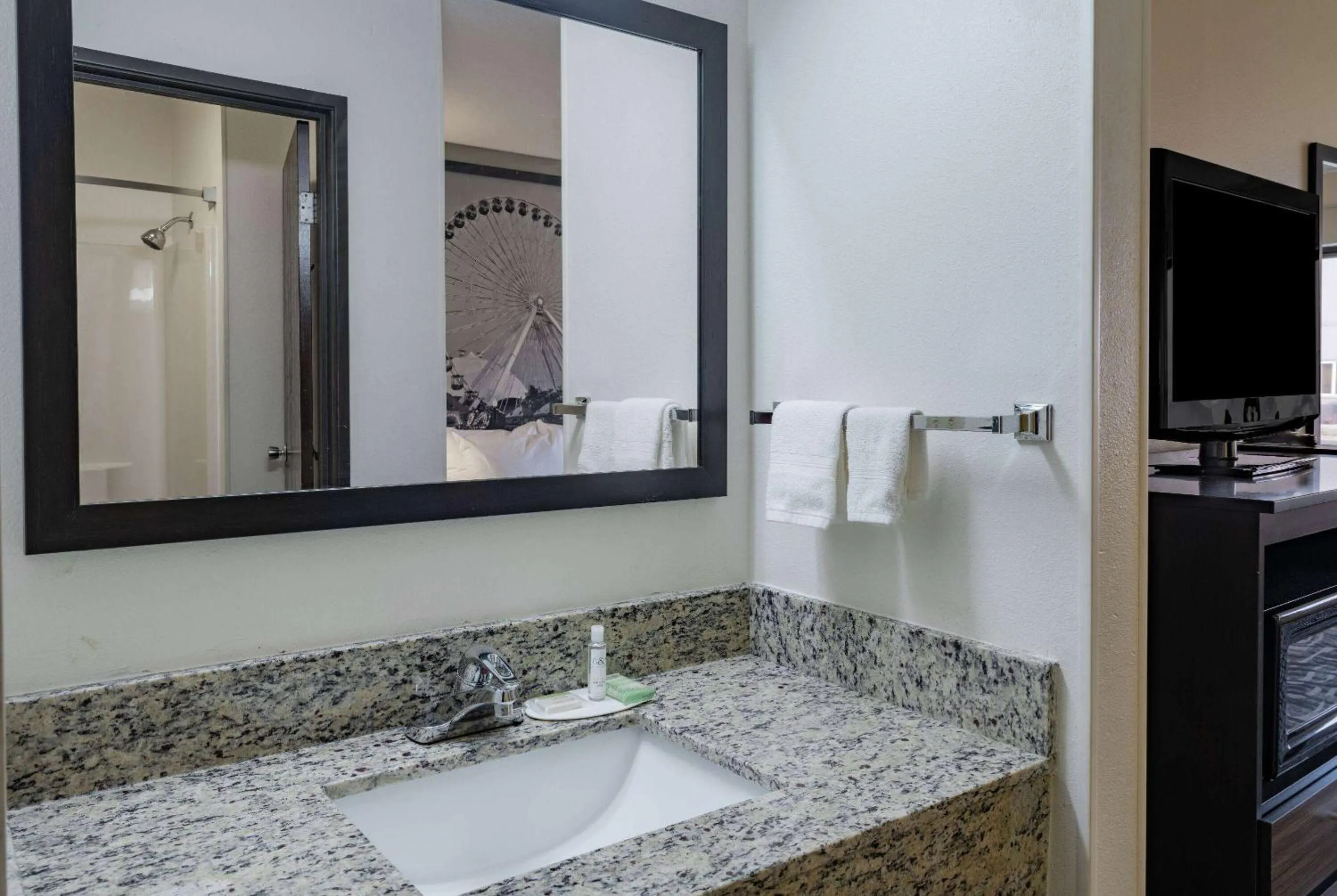 TV and multimedia in Super 8 by Wyndham Danville