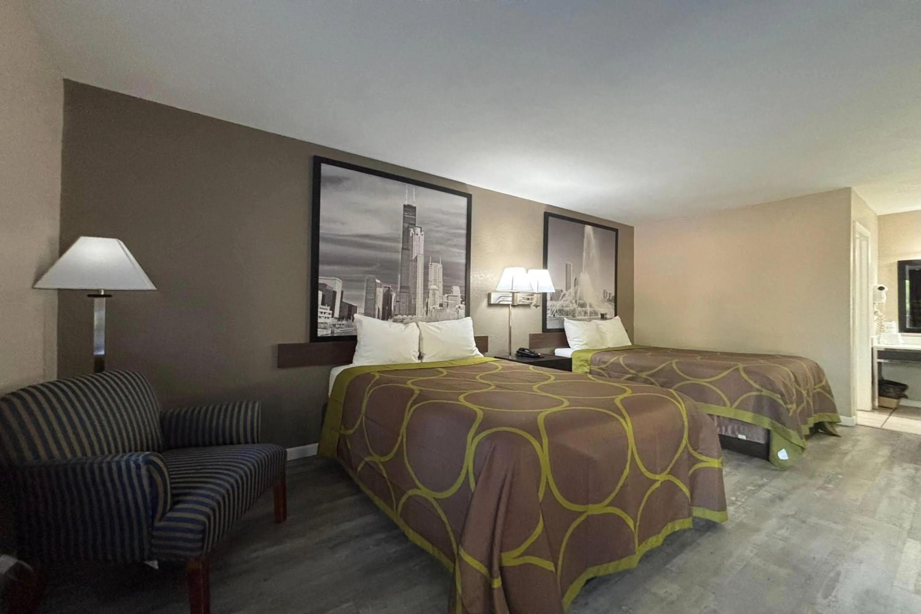 Photo of the whole room, Bed in Super 8 by Wyndham Taylorville IL