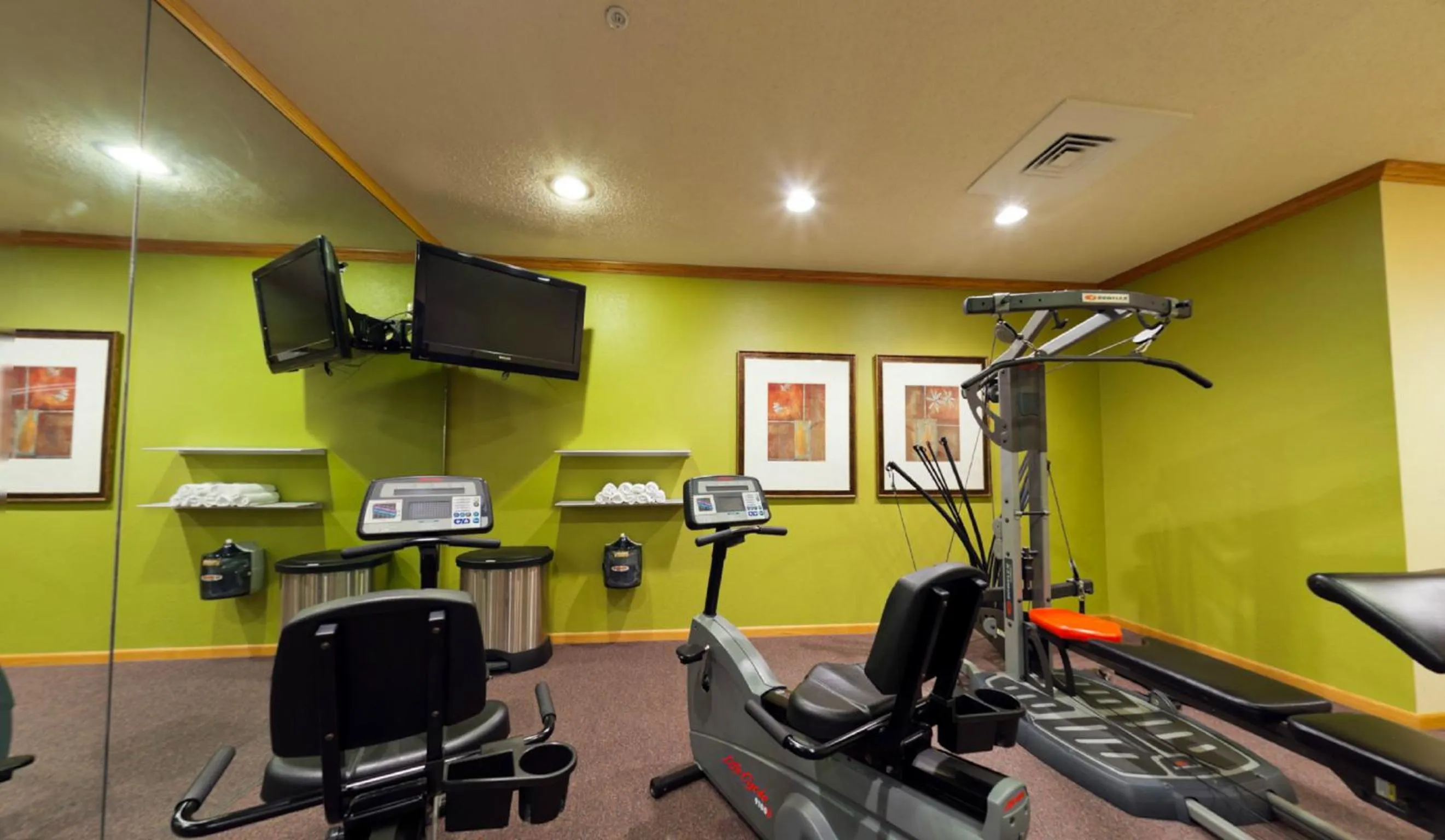 Fitness centre/facilities in Country Inn & Suites by Radisson, Rock Falls, IL