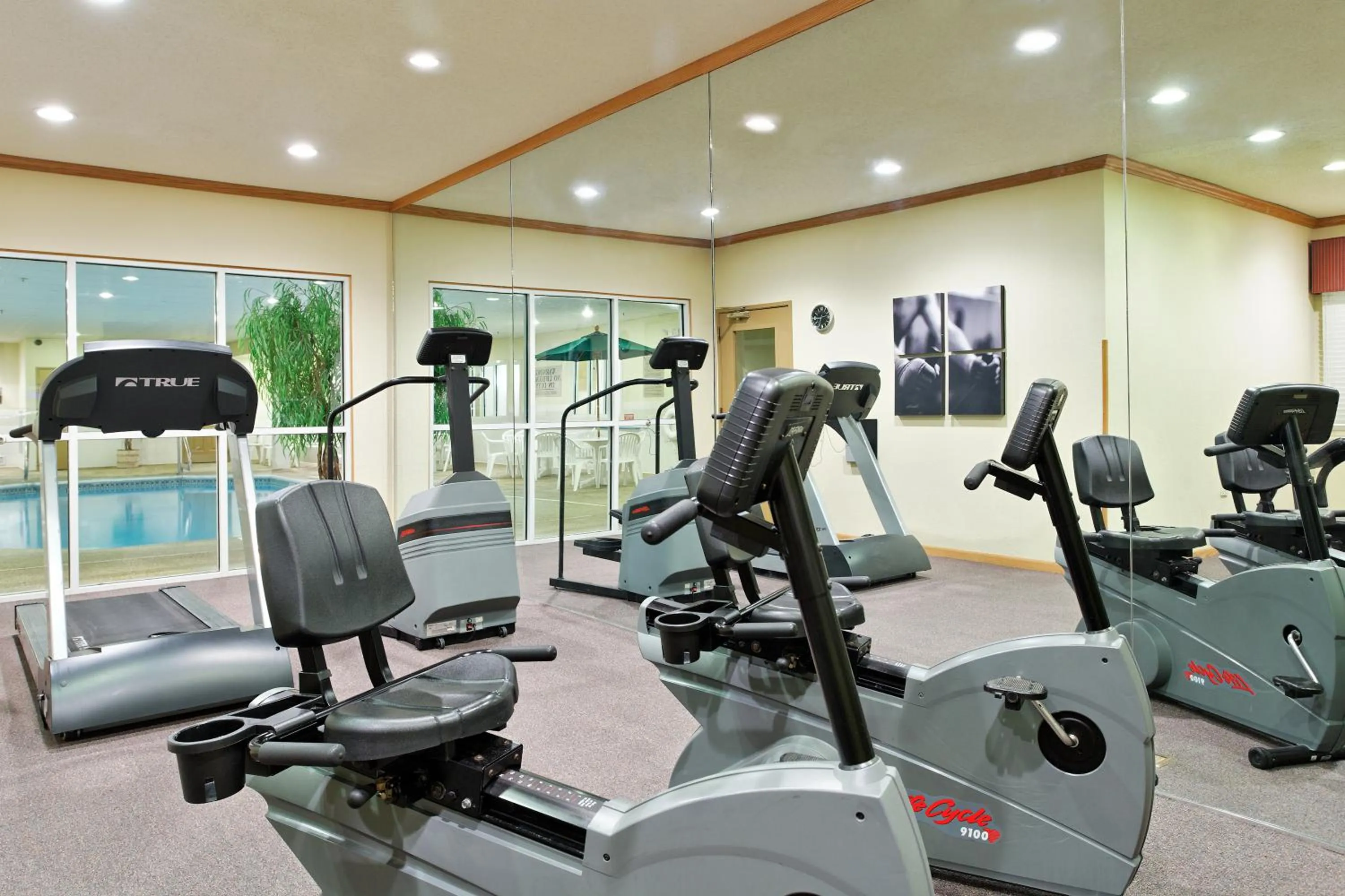 Fitness centre/facilities in Country Inn & Suites by Radisson, Rock Falls, IL